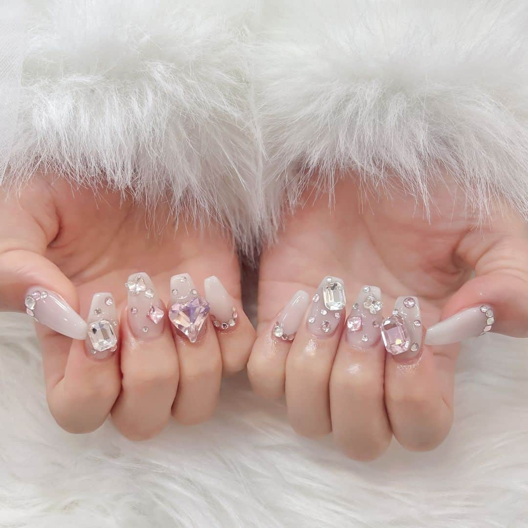 神楽ひなこのインスタグラム：「lumignon nail🩰🎀 可愛すぎる〜♡ クリスマスのデザインも気になる🎄.*  #lumignonnail」