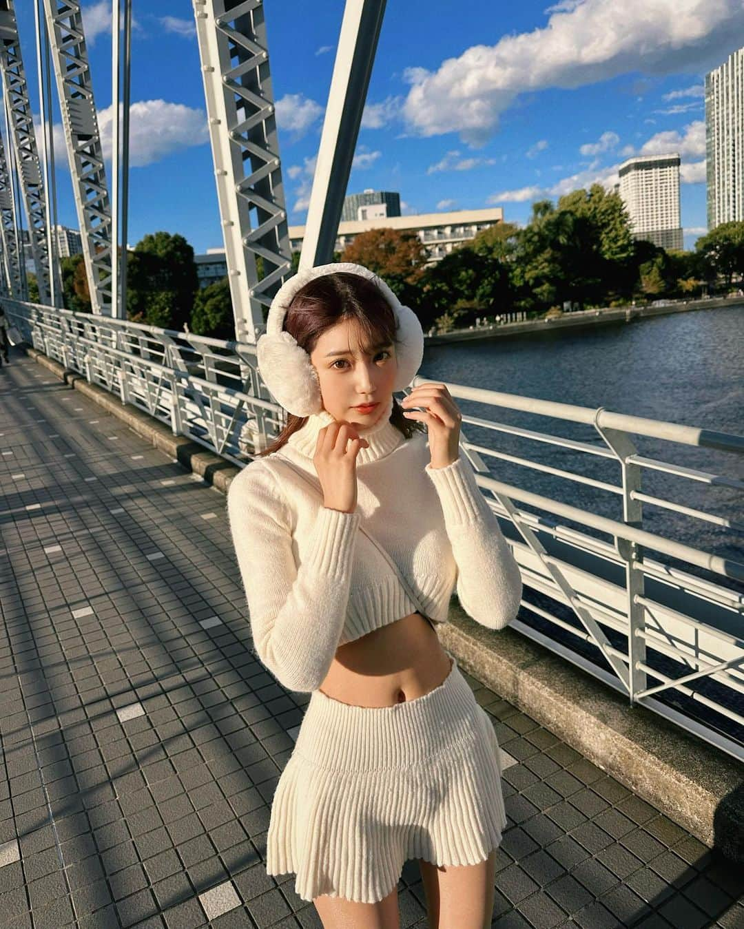 あべなつきさんのインスタグラム写真 - (あべなつきInstagram)「SHEINのホワイトコーデ🤍🐇❄️🌬️  試すたび、好きが見つかる。届くたび、好きが増えてく。   SHEINでホワイトコーデを組んでみたよ🤍 クリスマスにぴったりじゃない？🥰🎄  イヤーマフ　25624289 リボンのイヤーカフ　18907982	 ソックスブーツ　18947687 セーター&リブニット スカート　23695945	 iPhoneケース　22916649 ストッキング　23473186  身長160cm /骨格ナチュラル/イエベ秋　です🐇  クーポンコード：　　BFJP506  #ホワイトコーデ　 #SHEIN #SHEINforAll #SHEINblackfriday #SHEINGoodFinds #loveshein  #saveinstyle #pr」11月20日 17時55分 - i.am_natsuki_