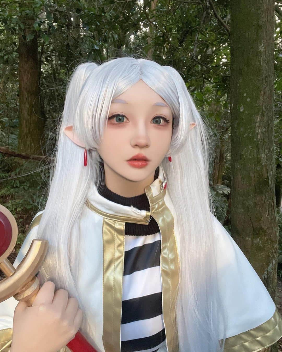 千尋のインスタグラム：「您的精靈魔法師已上線 Your elf magician is online   自拍更新在平台啦🫶🏻18張 Selfies are updated on the platform （18 pics)  . . 昨天修到早上7點 ⋯ㄚ⋯  #葬送的芙莉蓮 #葬送のフリーレン #frieren #frierencosplay」