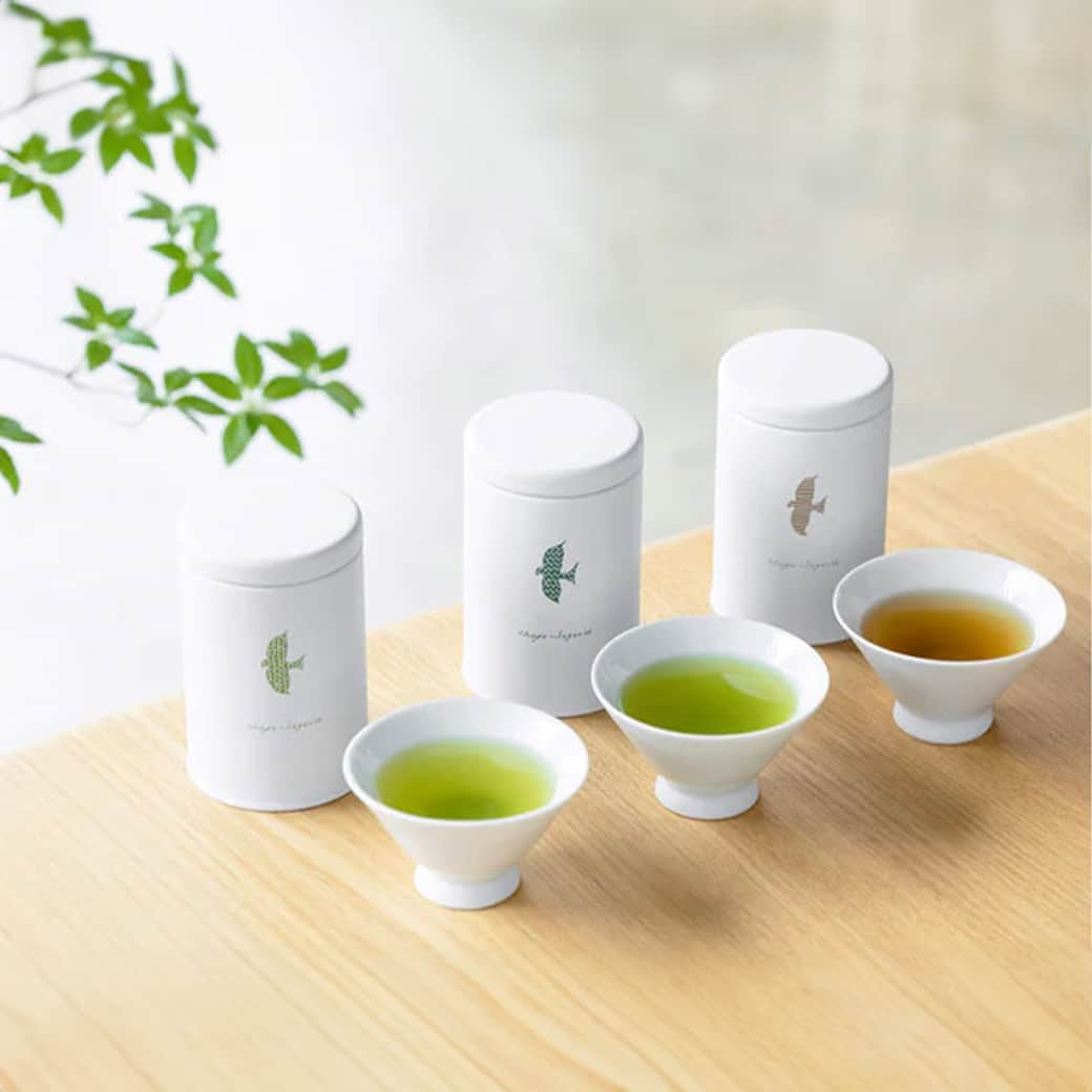 FABIAのインスタグラム：「🍵✨心に寄り添う茶屋すずわのときのお茶3缶セット！🌿🌙  茶屋すずわの心に寄り添う「いつものとき」シリーズ。 朝は「めざめ」、昼は「おやつ」、夜は「おやすみ」。 それぞれの時を想い、丁寧にブレンドされたお茶が、心地よいひとときを約束します✨🕰️  「めざめ」は香り高く、適度な渋みが気持ちよい目覚めの一杯。 「おやつ」は渋み少なく、コクがあり柔らかい飲み口。甘味のあるおやつに最適。 「おやすみ」はまろやかで優しい香りが特徴の焙じ茶で、ほっと気持ちを緩めてくれ、寝る前にぴったり🌙💤。  シーン別に使い分けたくなるこだわりのブレンドで、日々のティータイムを彩ってみませんか？  *─────────────────────* 最近あたたかいお茶を飲みましたか？ 飲んだ方は『🍵』を コメントして教えてくださいね♪ *─────────────────────*  🛒＜茶屋すずわ＞ときのお茶3缶セット 【商品番号】 701825  ーーーーーーーーーーーーーーーーーーーーーーー 気になる商品は【保存】をすると、 後から見返せます♪ ーーーーーーーーーーーーーーーーーーーーーーー  @northmall_com は 「毎日の暮らしをちょっとおしゃれに、もっと楽しく。」 北欧雑貨やインテリア、ファッション、アウトドアグッズ、グルメなど… 見ているだけでワクワクするモノを常時1万アイテム以上取扱い中！ ライフスタイルに役立つ情報を皆様にお届けしています。 ぜひフォローして最新情報を受け取ってください✉️🦔  #northmall  #ノースモール  #グルメ #ノースモールのお取り寄せ #お茶 #ギフト #茶屋すずわ #ときのお茶 #いつものとき #ティータイム #心のひととき」