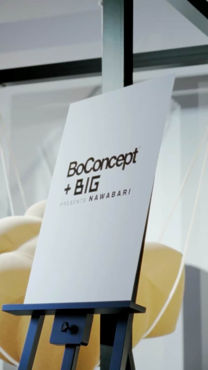 のインスタグラム：「デンマーク発の家具ブランド @boconcept_jp が、国際的な建築家 @bjarkeingels 率いる建設事務所 @big_builds とパートナーシップを締結し、コラボコレクションとなる “Nawabari（ナワバリ）” を発表した。  日本語の“縄（Nawa）”、そして“ぴんと張る”という意味の“張り（Bari）”を組み合わせた “Nawabari” コレクションは、文字の代わりに縄の結び方で意思を通じ合わせていたとされる、日本古来の“縄を結ぶ”という文化をインスピレーション源としている。デザインは、BIG の共同経営者であり、製品デザイン部門の責任者を務める @jakob_lange が手掛け、BoConcept のシンプルさとエレガンスに、BIG 特有のフューチャリスティックで実用的な美しさを融合させた #sponsored」