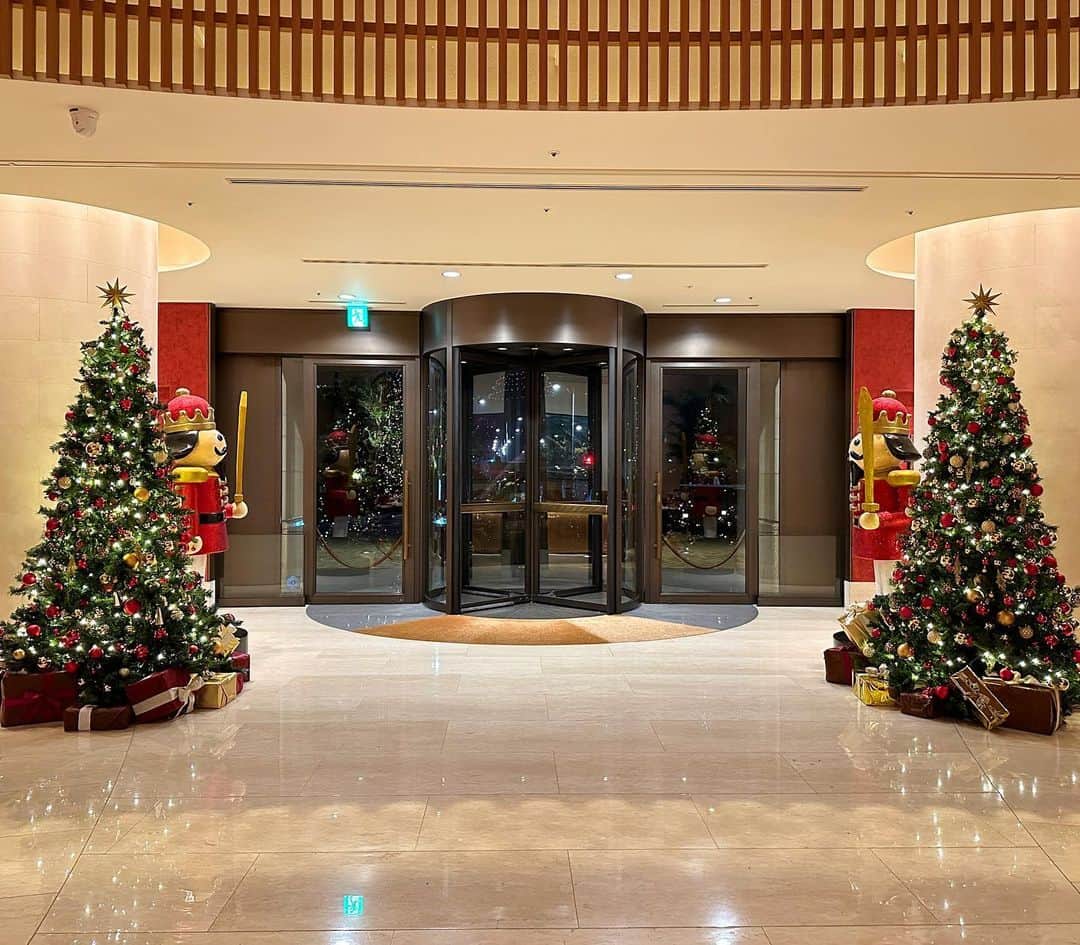 The Peninsula Tokyo/ザ・ペニンシュラ東京のインスタグラム：「ホリデイシーズン到来です！🎄ホテル1階「ザ・ロビー」では、今年も煌びやかなクリスマスツリーと大きなくるみ割り人形で皆さまをお出迎えしています。どうぞ、素敵な一週間をお過ごしください♪✨  Guess what? Our hotel lobby just got a holiday makeover! Swing by and enjoy the festive vibes with us.🎄✨」