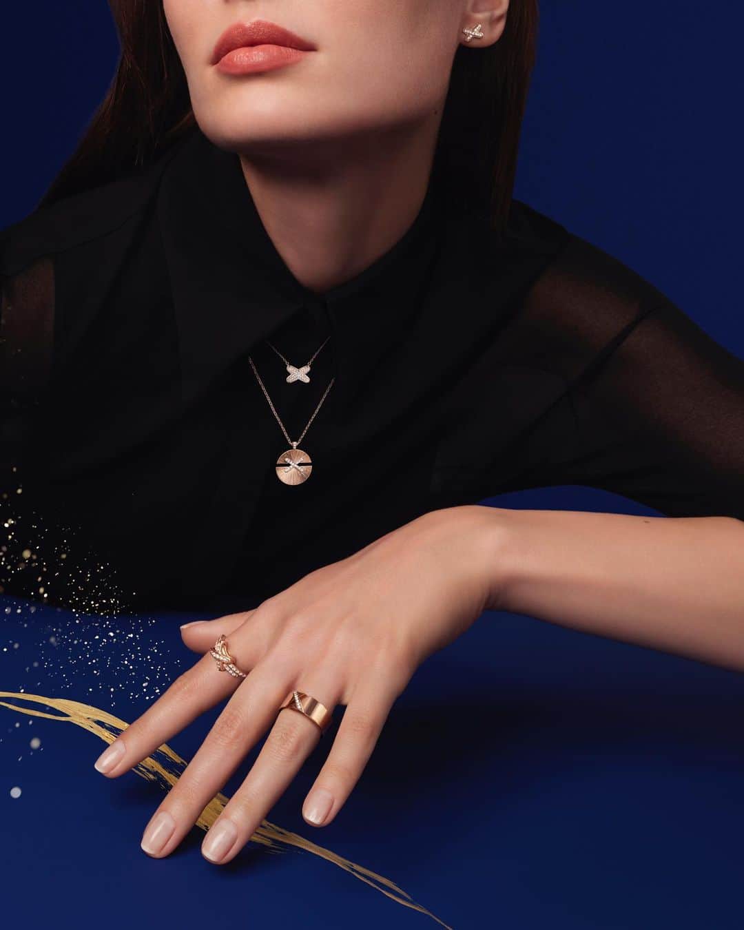 Chaumetのインスタグラム：「Embark on a journey guided by the golden thread, leading you to our Liens treasures that encapsulate the profound sentimental value within your relationships, whether for a loved one or yourself.  #Chaumet #FindYourGoldenTreasure #ChaumetTreasureHunt」