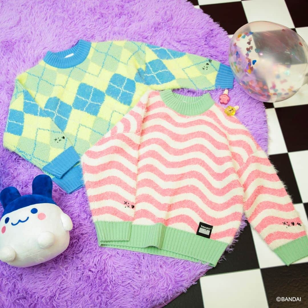 エフオーオンラインストア 子供服のインスタグラム：「【Tamagotchi×BREEZE】懐かしいけどイマドキ！『#たまごっち』とのスペシャルコラボ発売 ----------------- 11/22(水)12：00～たまごっちコラボ販売スタート ※オリジナルたまごっち販売は11/23(木)10：00～販売スタートです！ -----------------  BREEZEガールに『たまごっちコーデ』ができちゃうコラボアイテムが登場👀✨ Y2Kコーデにピッタリのデニムジャケット＆プリーツスカパンにはさりげなく『たまごっち』のボタンや、刺繍が入っています♪  他にもたまごっちカラーをイメージしたニットや、たまご型ポケットがついたワンピース、 ネイルチップやミラーなどコスメグッズまで幅広いラインナップ✨ オリジナルたまごっちの販売も見逃せない⚡  親子おそろいで使えるソックスもあるので 親子リンクもできちゃいます◎  姉妹や仲良しちゃん同士でおそろいコーデをたのしんでね！  ======================= 商品詳細や価格は ショッピングタグからご覧いただけます★ =======================  #たまごっち #Tamagotchi #foonline #BREEZE #ブリーズ #ALGY #アルジー #allolun #オールオルン#Y2K #Y2Kファッション #子供服 #こどもふく #キッズコーデ #女の子コーデ #おしゃれキッズ #おしゃれキッズと繋がりたい #リンクコーデ」