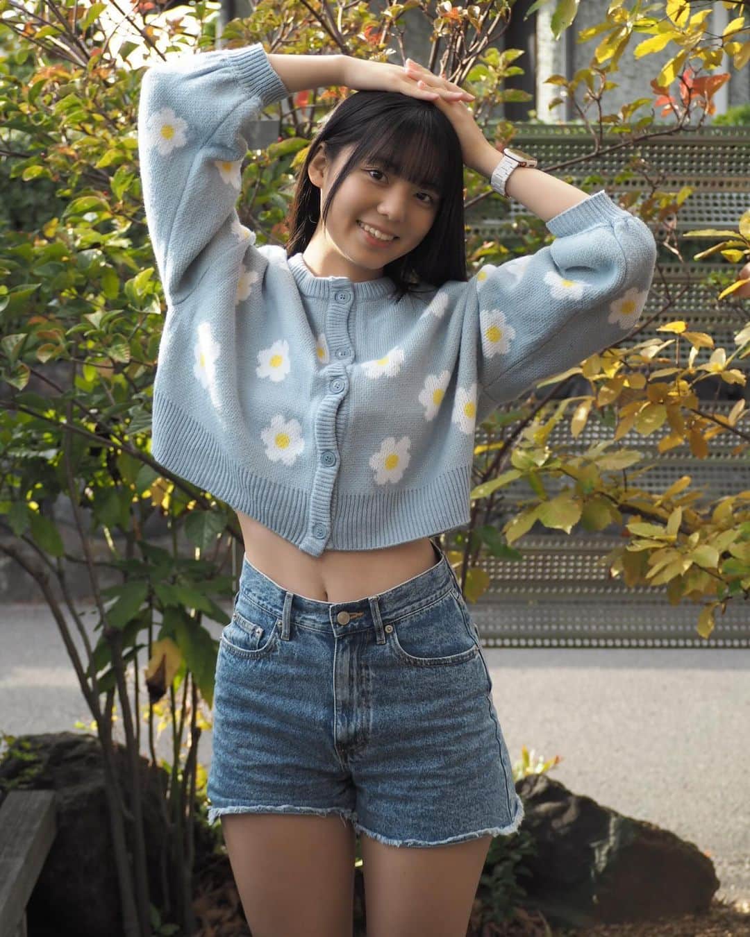のインスタグラム：「カフェに行った時撮った写真📸🩵 手をあげたらおへそがちらり🤭  #松島かのん #制コレ22 #準グランプリ #カメラ女子 #黒髪 #セミロング #愛媛 #jk #ljk #17歳 #06 #follow #followme」
