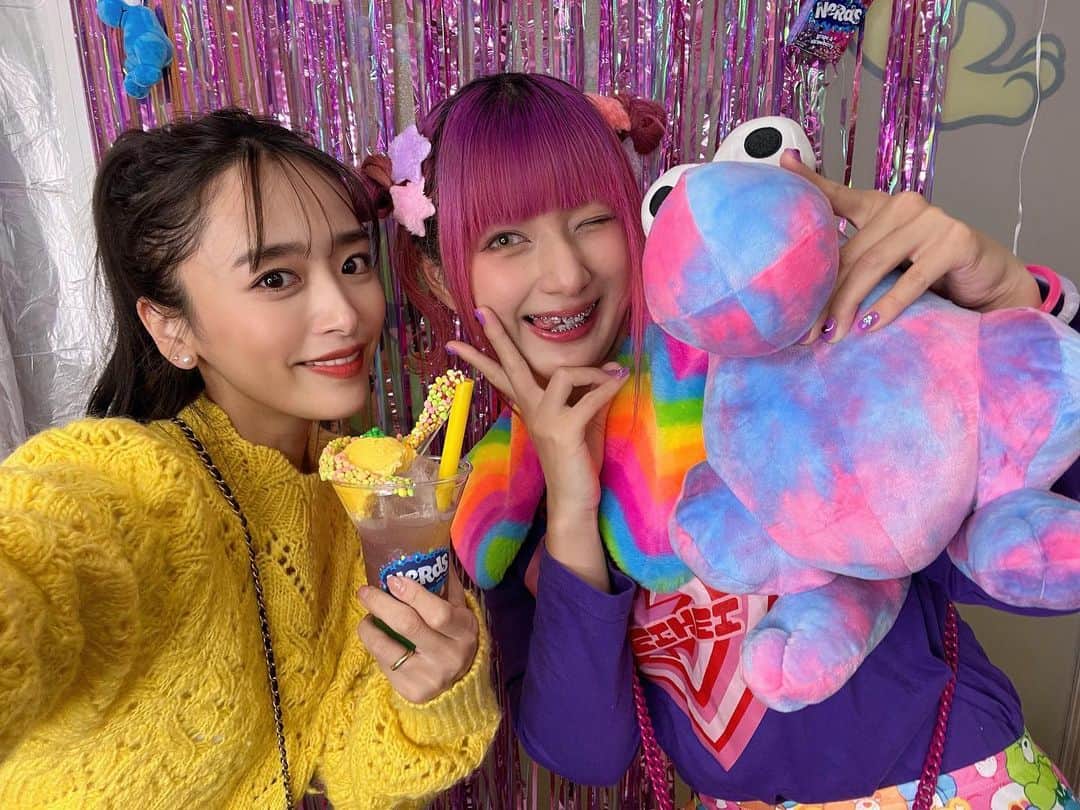 近藤千尋のインスタグラム：「NeRds Cafe さんのレセプションパーティーへ🩷 娘たちが大好きなしなこちゃん🫶 お誘いありがとうございます🙇‍♀️✨  アイスもジュースも可愛くて美味しくて とても幸せな時間でした😍💗  関西コレクションぶりに会えて とっても嬉しかった🥰  みなさんも原宿に行った際は NeRds Cafe いってみてね🫶💕  娘たちのセットアップは @hm  @hm_kids ❤️」