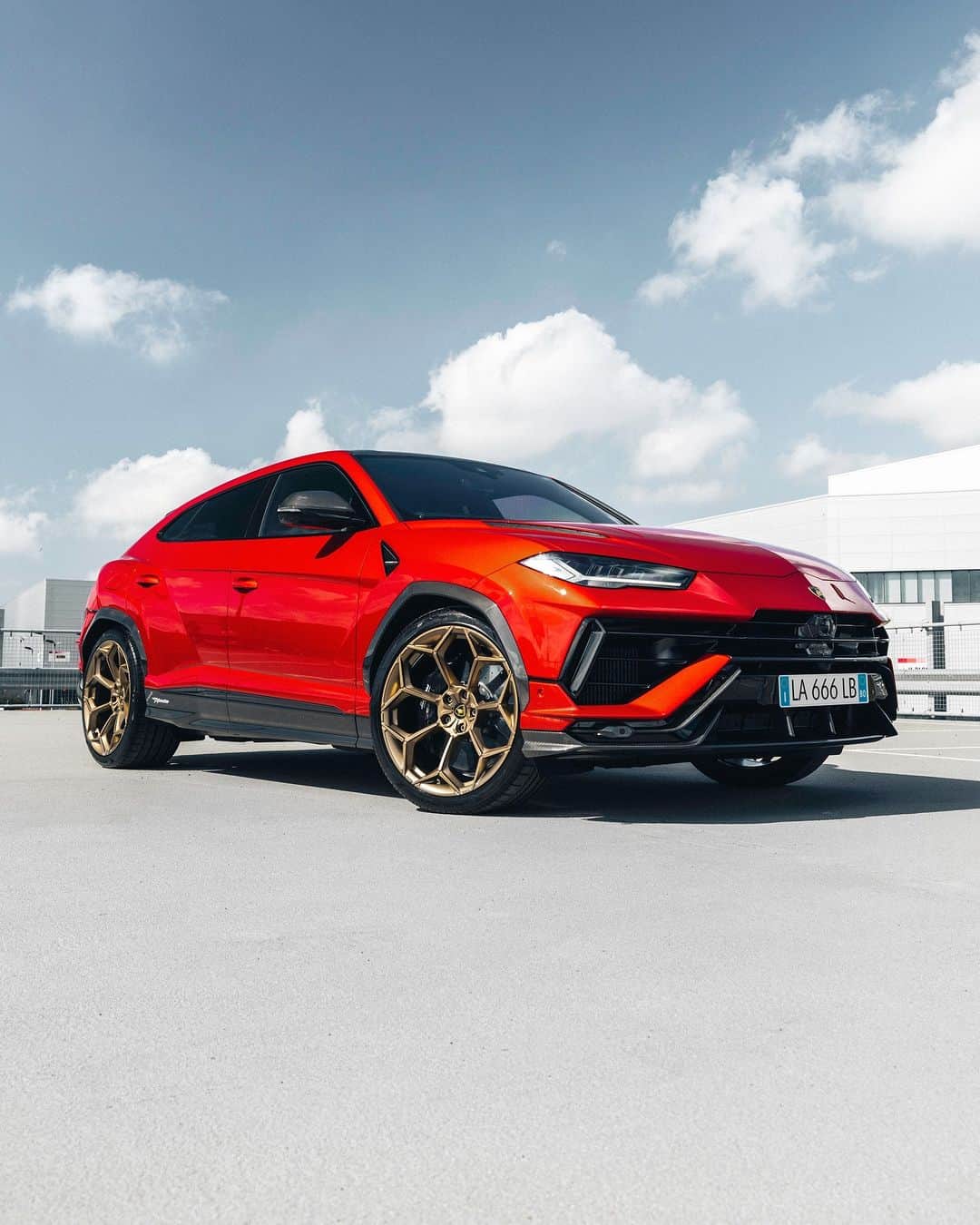 ランボルギーニのインスタグラム：「With Urus Performante speed is not just a matter of horsepower. It’s a matter of using them to the best of your capabilities. And seeing where they take you.  Captured by @_havisuals   #Lamborghini #UrusPerformante #ForBarRaisersOnly __ Urus Performante: fuel consumption combined: 14,1 l/100km (WLTP); CO2-emissions combined: 320 g/km (WLTP)」