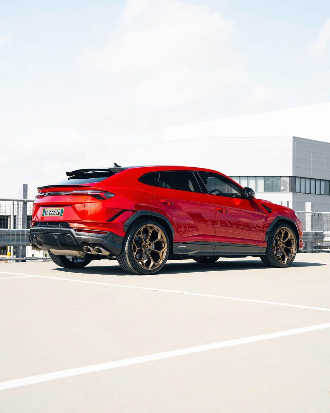 ランボルギーニさんのインスタグラム写真 - (ランボルギーニInstagram)「With Urus Performante speed is not just a matter of horsepower. It’s a matter of using them to the best of your capabilities. And seeing where they take you.  Captured by @_havisuals   #Lamborghini #UrusPerformante #ForBarRaisersOnly __ Urus Performante: fuel consumption combined: 14,1 l/100km (WLTP); CO2-emissions combined: 320 g/km (WLTP)」11月20日 18時03分 - lamborghini