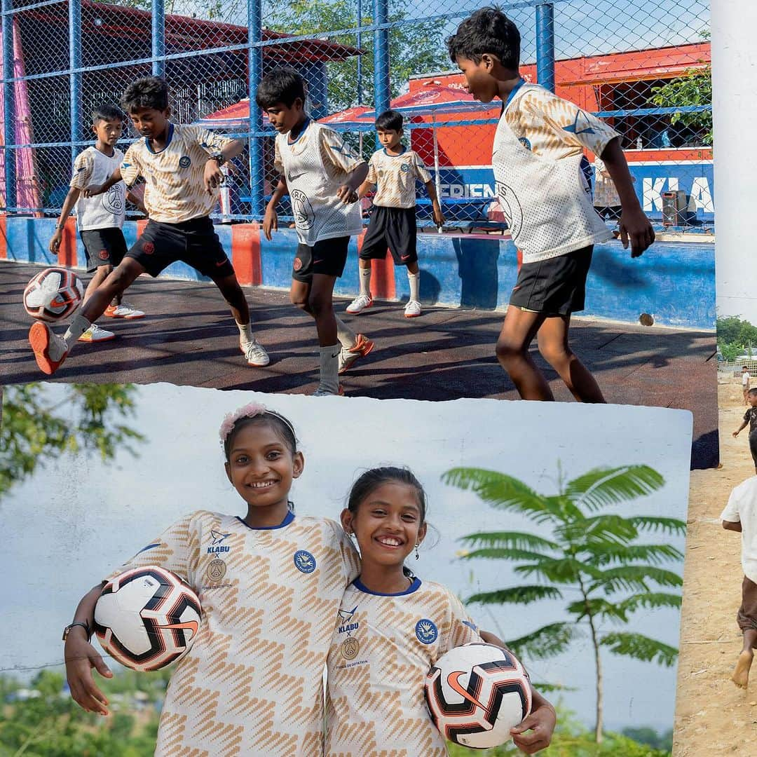 パリ・サンジェルマンFCのインスタグラム：「Join us today on International Children's Day to discover our limited edition jersey with @theklabu! 🙏❤️💙 Rejoignez-nous aujourd’hui pour la Journée Mondiale de l’Enfance et découvrez notre maillot limité avec @theklabu ! 🙏❤️💙  All proceeds go to the sports project we launched with KLABU, @fondationpsg and @friendshipngo for the children of the world’s largest refugee camp in Cox’s Bazar, Bangladesh. Les fonds contribueront au projet sportif initié par KLABU, la @fondationpsg et @friendshipngo pour les enfants du plus grand camp de réfugiés au monde à Cox’s Bazar, Bangladesh.  Join the team, get your jersey and let your play shine! Rejoignez l’équipe, portez leur maillot et jouez avec eux !  Available at store.psg.fr & klabu.org. Link in bio  Disponible sur store.psg.fr et klabu.org. Lien en bio.」