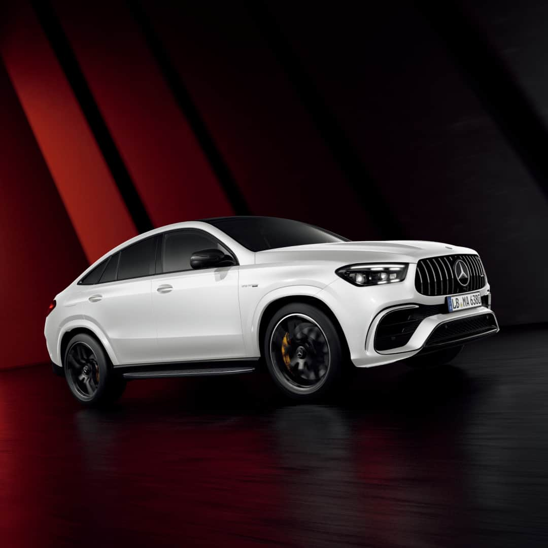 メルセデスベンツのインスタグラム：「【Mercedes-AMG GLE 63 S 4MATIC+ Coupé 登場】 力強いSUVとエレガントなクーペスタイルを持ち合わせるGLE Coupéに、 Mercedes-AMGのトップパフォーマンスモデル 「Mercedes-AMG GLE 63 S 4MATIC+ Coupé」が新たにラインアップ。  スタイリッシュに洗練された新デザインのエクステリアに加え、機能装備のアップデートによりオンロードでは高い安定性、オフロードではたくましい走破性を発揮します。  更にモータースポーツの魂を受け継ぐ力強いパワートレインは最大出力450kW、最大トルク850Nmを実現。  ドライバーの魂を揺さぶる強烈なパフォーマンスと流麗なクーペスタイルをぜひご堪能ください。  詳しくはストーリーズをチェック。 @mercedesbenzjapan  #MercedesBenz #メルセデスベンツ #メルセデス #GLE #MercedesAMG #メルセデスAMG #AMG  #モータースポーツ  #ハイパフォーマンスカー #レーシングテクノロジー」