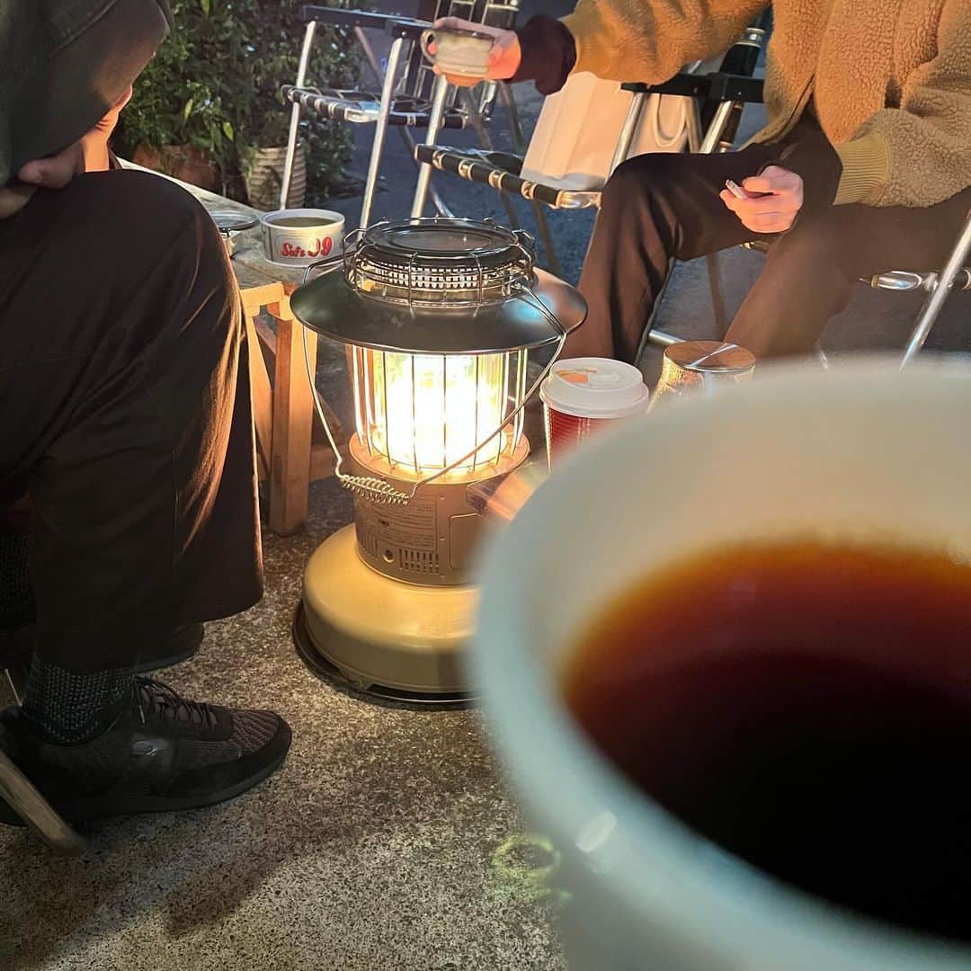 しげるちゃんさんのインスタグラム写真 - (しげるちゃんInstagram)「このスタジャン可愛くない？ 先週末は、お髭がインパクトのeijiくんプロデュース『73R 』の展示会に伺いました　 お友達と偶然会えたり、超寒かったけど美味しいホットコーヒーを飲みながら、ストーブで温かい1時間を過ごせました 届くの来年の4月あたり（春）だと思うけど（笑）　　 個人的には珍しくドット柄のシャツと、PINKのシャツ（リネン）をオーダー。普段はTシャツとかカットソーを選びがちなので、今回はシャツにしてみた🖤🖤 いまだに『薄いPINKのシャツ、似合うかな？』と頭の中で引っかかってます（爆笑）　 #73r #展示会 #スタジャン #春夏 #2024 #fashion #pink #ドット柄」11月20日 18時05分 - shigeru39