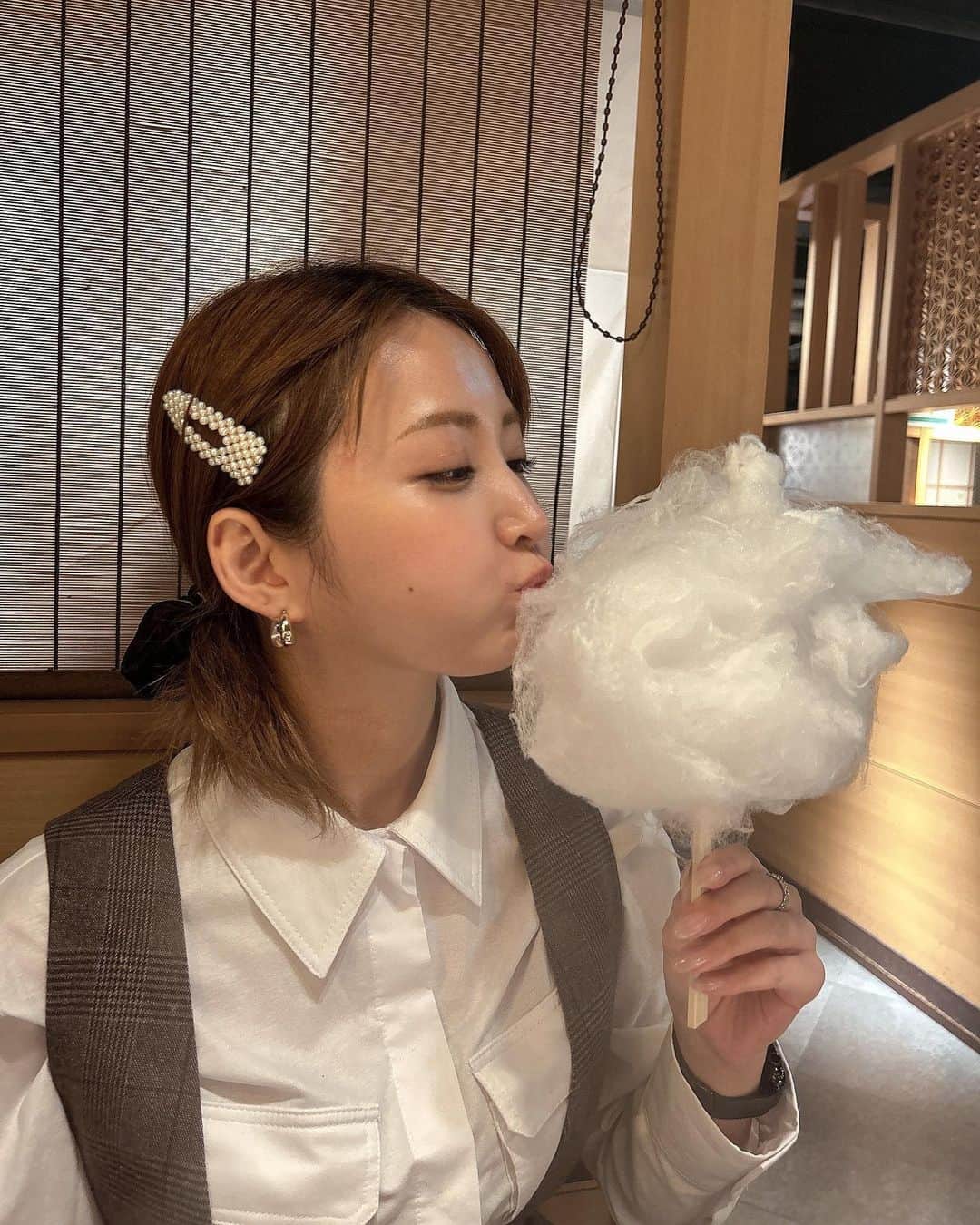 宮崎華帆さんのインスタグラム写真 - (宮崎華帆Instagram)「_ 久しぶりに前髪を分けてみました😊♡  綿菓子は大好きなのです😘😘  明日から競輪祭が始まりますね！！！ 楽しみみみみ🥰🥰」11月20日 18時05分 - seto09nami