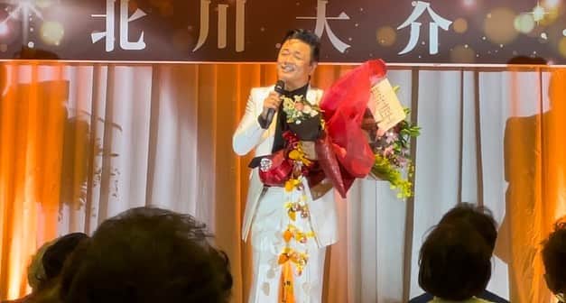 北川大介さんのインスタグラム写真 - (北川大介Instagram)「こんばんは^_^ 兵庫県高砂市鹿島殿 ２５周年スペシャルランチショーでした〜 めっちゃ盛り上がりました。 ２５０名満席の皆様に集まって頂き２５周年スペシャルなステージになりました。 ゲストに歌う柔道家高松大地くんを迎え 楽しい一日になりました。 みなさん応援ありがとうございました〜」11月20日 18時05分 - kitagawadaisuke_official