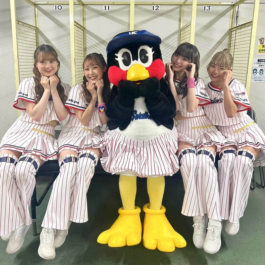 Passionさんのインスタグラム写真 - (PassionInstagram)「【#7RINA】  皆さまお久しぶりです！ #7RINA です🌈💜  2023シーズンもたくさんのご声燕を ありがとうございました😌  私自身4年目となった今シーズンは 背番号が10番から7番へ変わり、 ダンスリーダーとして活動させて頂きました。  Passionのパフォーマンス向上のためにたくさん考え、 自分なりに成長できたのではないかなと思います。  今シーズンは、試合前オープニングパフォーマンスの制作を任せて頂いたり、 オールスターの出演、6箇所のビジター燕征にも参加させてもらいました。 さまざまな貴重な機会を頂き、経験させて下さるこの環境で 大好きなダンスでスワローズを応燕することができて 本当に幸せです💕  今シーズンは今までより近い距離で皆さまとお会いできて とても嬉しかったです🥺♡ 私は皆さまからたくさんのパワーをもらっていました！ 今シーズンも本当にありがとうございました❤️‍🔥  25日のファン感謝DAYでは 今年も「Passion特設ステージ」でパフォーマンスさせて頂きます🕺 今回ステージディレクションにも携らせてもらい、 皆さまにも楽しんで頂ける内容になっていますので 是非ご覧ください！ 皆さまにお会いできるのを楽しみにしています🫶🏻  #東京ヤクルトスワローズ #東京 #ヤクルト #スワローズ #Swallows #YS #TOKYO #応燕 #情熱 #プロ野球 #Passion2023 #パッション　 #さあ行こうか #感謝 #TEAMSWALLOWS」11月20日 18時06分 - ys_passion_official