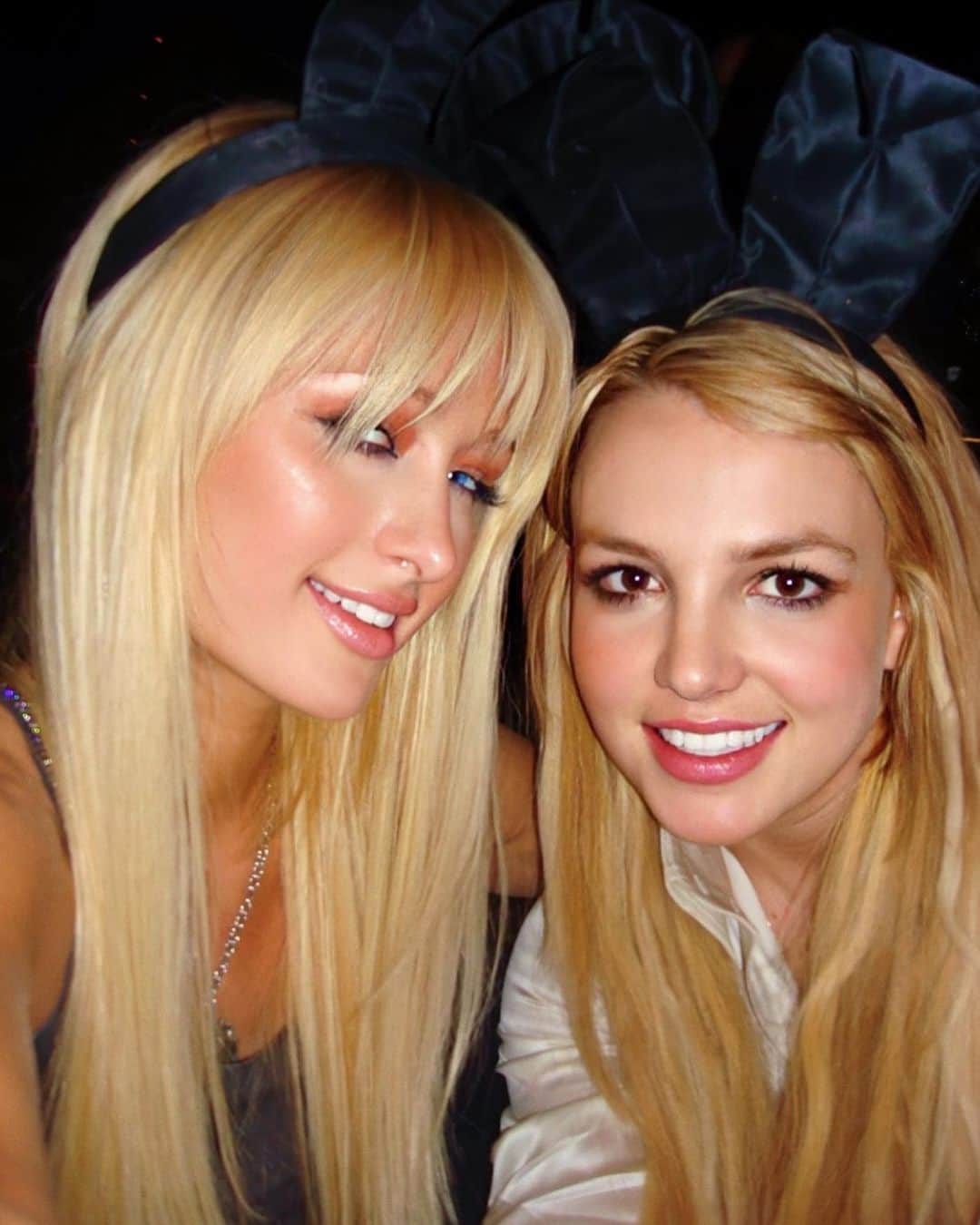 Blonde Saladのインスタグラム：「This photo answers the question who invented the selfie? 🤳✨ In November 2006, during a party, Paris Hilton grabs a cellphone, aims it at herself in front of the camera, and takes a memorable photo with Britney Spears: the so-called selfie, a gesture that has become commonplace in recent years with the proliferation of increasingly advanced devices. According to the American heiress, she asserts that she invented it that night along with her friend. «17 years ago, Britney and I created the selfie! Tag me in your most epic selfies to celebrate the most iconic invention», she said in her Instagram caption.  #ParisHilton #BritneySpears #Selfie #00s #Icons #Paris #Britney #TheBlondeSalad」