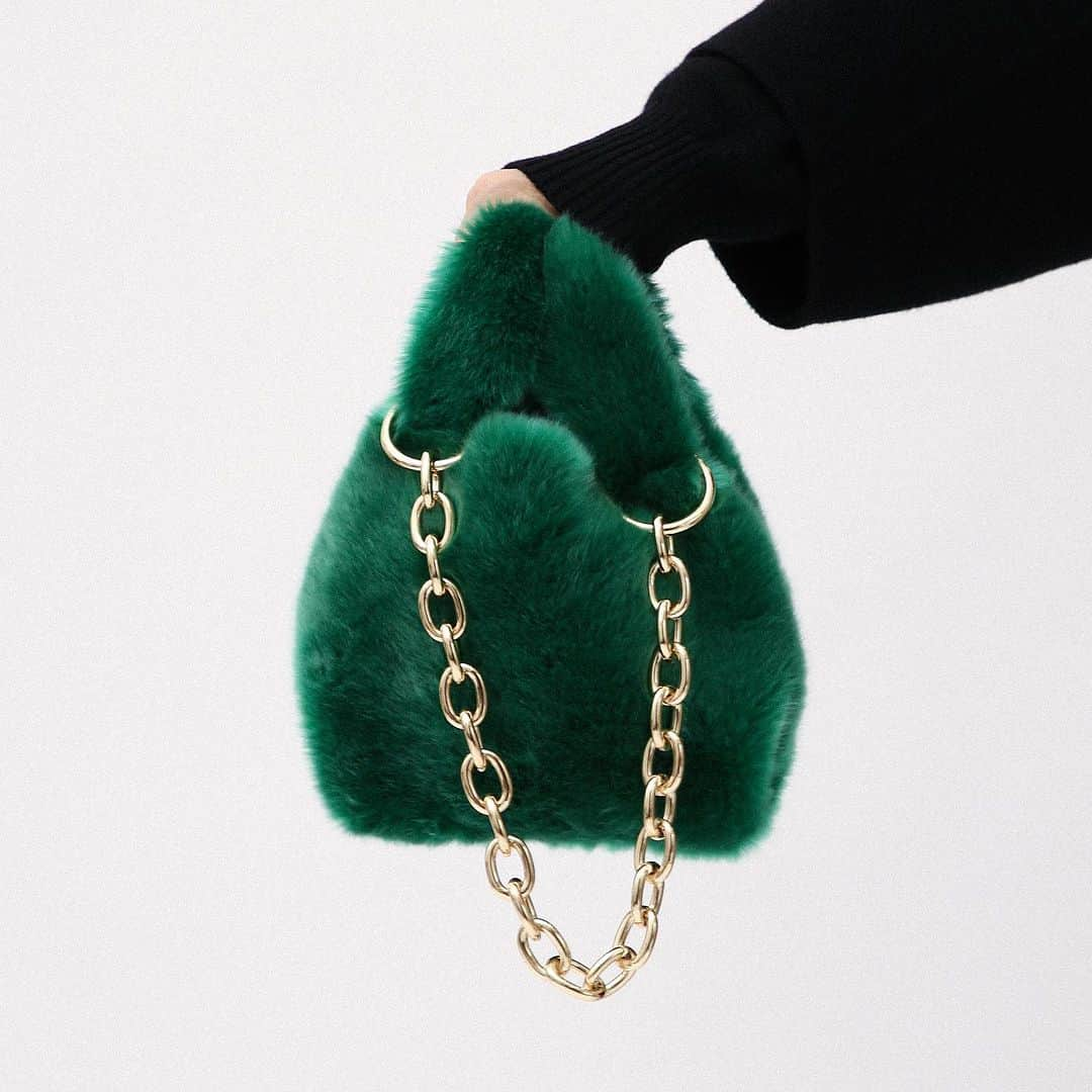 ドゥーズィエムクラスさんのインスタグラム写真 - (ドゥーズィエムクラスInstagram)「IT BAG  "FUR"  @a_point_etc  ¥28,600 tax in 今後発売予定  @gu_de_official  ¥110,000 tax in 発売中  #deuxiemeclasse  #ドゥーズイエムクラス #fur  #furbag #ファー #ファーバッグ」11月20日 18時07分 - deuxiemeclasse