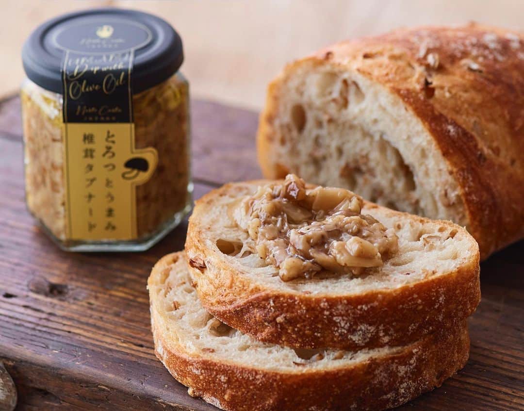 ANDERSEN アンデルセンのインスタグラム：「パンと合わせておいしいタプナード  「とろっとうまみ 椎茸タプナード」  秋田県産椎茸を刻み、しょっつると塩麴、 白ワインでタプナード風に仕上げたディップです。 椎茸のやさしい塩味とさわやかな酸味が後を引く美味しさ。  そのままパンにのせたり ゆで卵や生ハムを組み合わせるだけで パーティを彩る一品に。 シンプルでほんのり甘みのある「ライ麦粒のパン」に 椎茸の塩味がよく合います🥖  ワインやビールにあわせてヒュッゲなひとときを お過ごしください🍷  ※お取り扱いのない店舗もございます。」