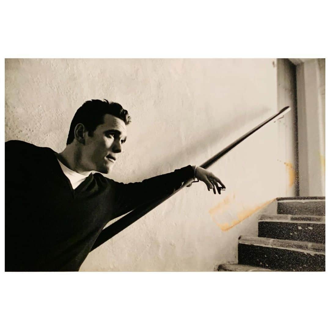 マット・ディロンのインスタグラム：「This photo was taken in the stairwell of my apartment in Hollywood in 1997 by Roddy McDowall, the great actor, film historian and photographer. Roddy started his career in the early 40’s with directors such as Fritz’s Lang and John Ford. It was a joy to talk to him about cinema. He had such a depth of knowledge in film history and enjoyed sharing it.  #roddymcdowall」