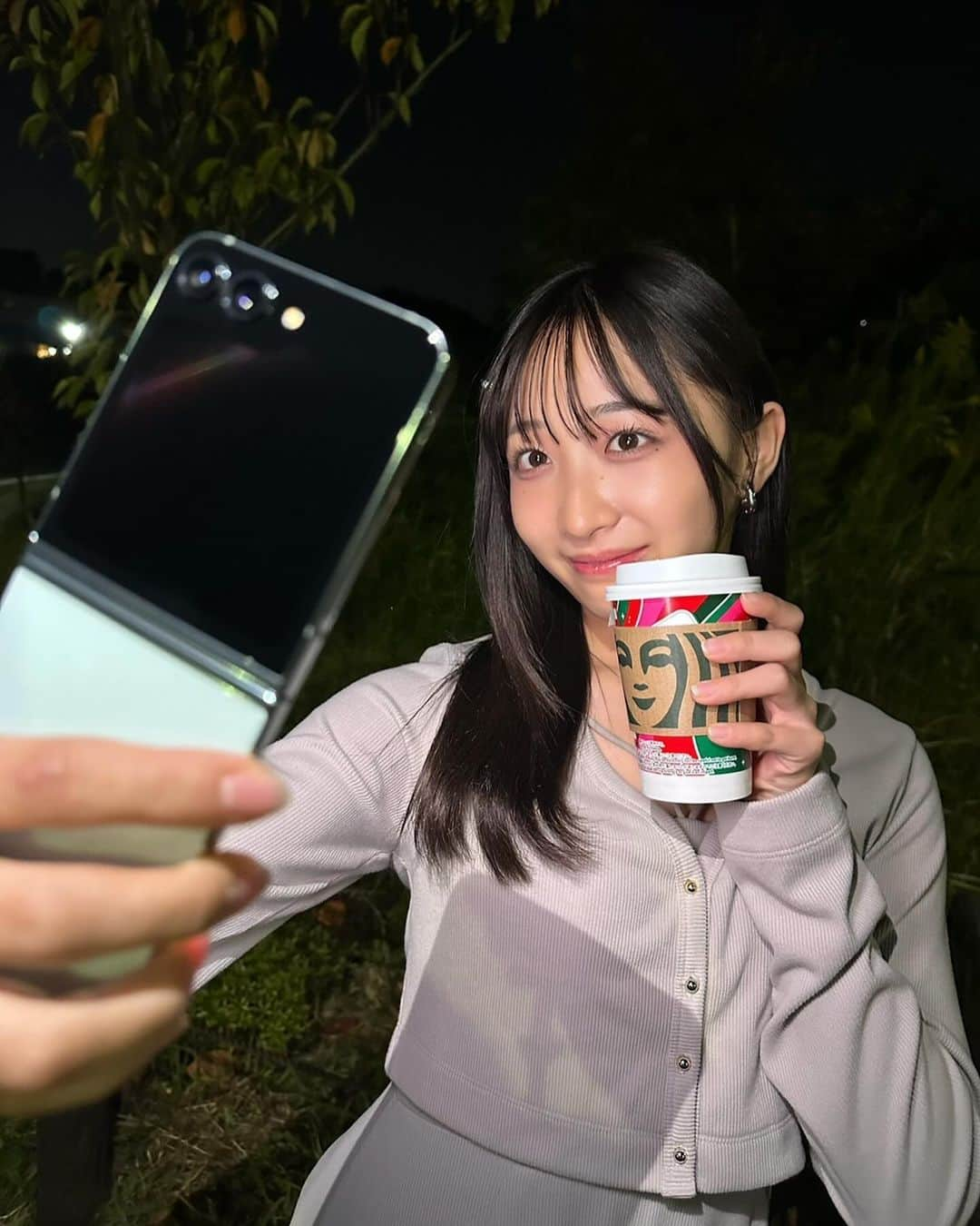 石川翔鈴さんのインスタグラム写真 - (石川翔鈴Instagram)「. OOTD with Galaxy Z Flip5🩵  その日のコーデに合わせて待ち受けを変えたり Flip5がブラックコーデの差し色になったり🩵 バッグに引っ掛けてみたりとかね〜！  コンパクトなスクエア型が可愛いFlip5を ファッションアイテムとして使うのが好きっ！  @samsungjpn @samsungwithgalaxy #PR #TeamGalaxy #GalaxyZFlip5 #withGalaxy #Galaxyのある生活 #JoinTheFlipSide」11月20日 18時10分 - karen__i328