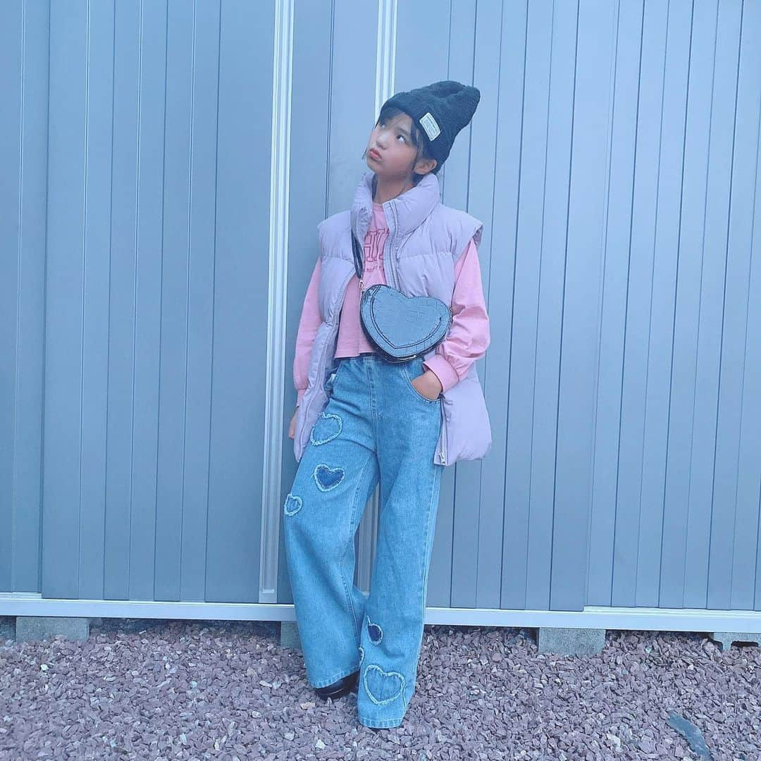 ♡KAO♡さんのインスタグラム写真 - (♡KAO♡Instagram)「： ： @smilekids888 にて販売中のdenim👖 ♥♡の型押しが かわいい·͜·ᰔᩚ 形キレイだからstyle良く見えるよー︎👍🏻 ̖́-  他にも新作たくさん出たので check□✔してみてね🫶  ： ： ┈┈coordinate item┈┈┈┈┈┈┈┈┈┈ pants▹▸ @smilekids888   【147cm /size160】 ┈┈┈┈┈┈┈┈┈┈┈┈┈┈┈┈┈┈┈┈ ： ： ： ： ： ： ： ： ： ： ： ： ： ： ：  #ig_kidsfashion #kidsfashion #親バカ #ig_oyabakabu #親バカ部 #娘 #9歳 #js3 #女の子 #娘コーデ #女の子コーデ #インスタキッズ #ig_kids #mamanoko #ママリ #mamagirl #hugmug #コドモノ #キッズファッション #キッズモデル部 #プチプラコーデ  #キッズコーデ #韓国ファッション #韓国子供服」11月20日 18時10分 - o0.don_tama.0o