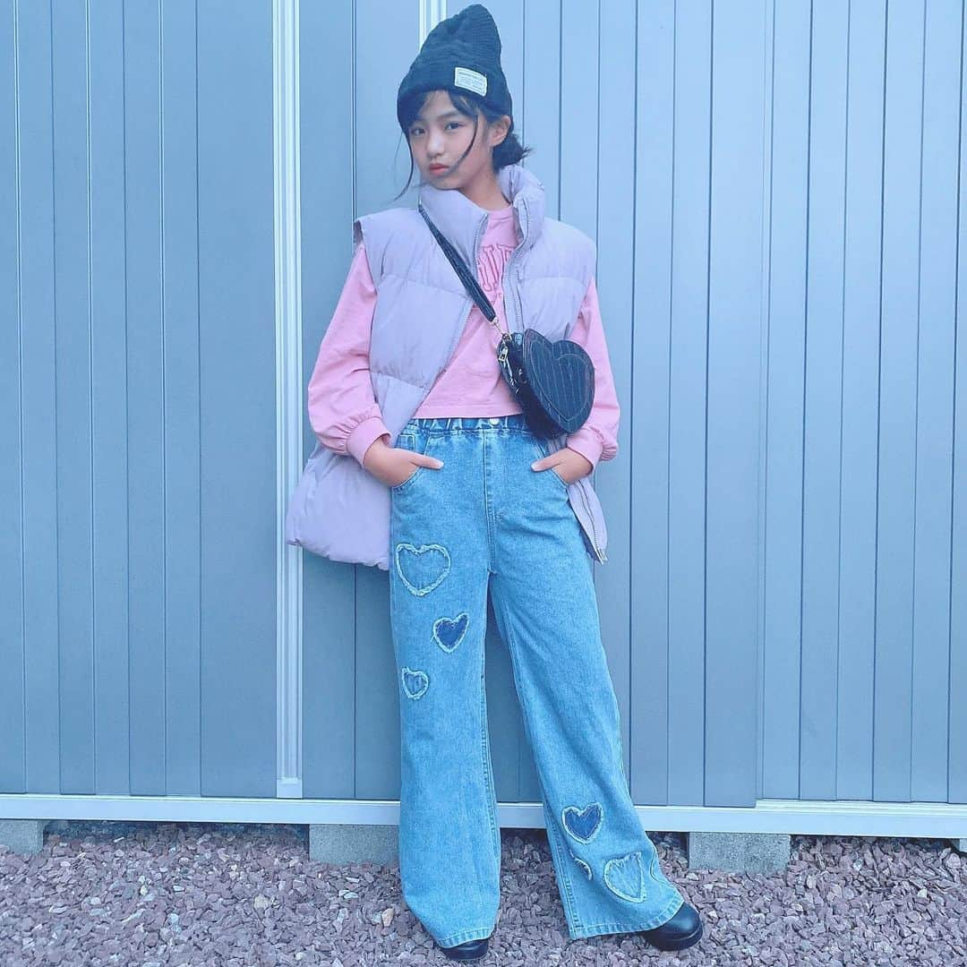 ♡KAO♡さんのインスタグラム写真 - (♡KAO♡Instagram)「： ： @smilekids888 にて販売中のdenim👖 ♥♡の型押しが かわいい·͜·ᰔᩚ 形キレイだからstyle良く見えるよー︎👍🏻 ̖́-  他にも新作たくさん出たので check□✔してみてね🫶  ： ： ┈┈coordinate item┈┈┈┈┈┈┈┈┈┈ pants▹▸ @smilekids888   【147cm /size160】 ┈┈┈┈┈┈┈┈┈┈┈┈┈┈┈┈┈┈┈┈ ： ： ： ： ： ： ： ： ： ： ： ： ： ： ：  #ig_kidsfashion #kidsfashion #親バカ #ig_oyabakabu #親バカ部 #娘 #9歳 #js3 #女の子 #娘コーデ #女の子コーデ #インスタキッズ #ig_kids #mamanoko #ママリ #mamagirl #hugmug #コドモノ #キッズファッション #キッズモデル部 #プチプラコーデ  #キッズコーデ #韓国ファッション #韓国子供服」11月20日 18時10分 - o0.don_tama.0o