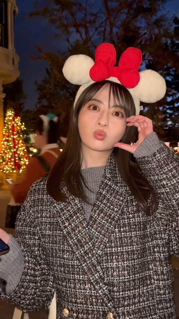 末吉 瞳のインスタグラム：「🐭🎄❤️ 親友とChristmas Disneyいけました！嬉しい！  #ディズニーシー #ディズニーコーデ  #ディズニー #ディズニーランド  #disney #disneysea #disneyland  #クリスマスディズニー #インパ」