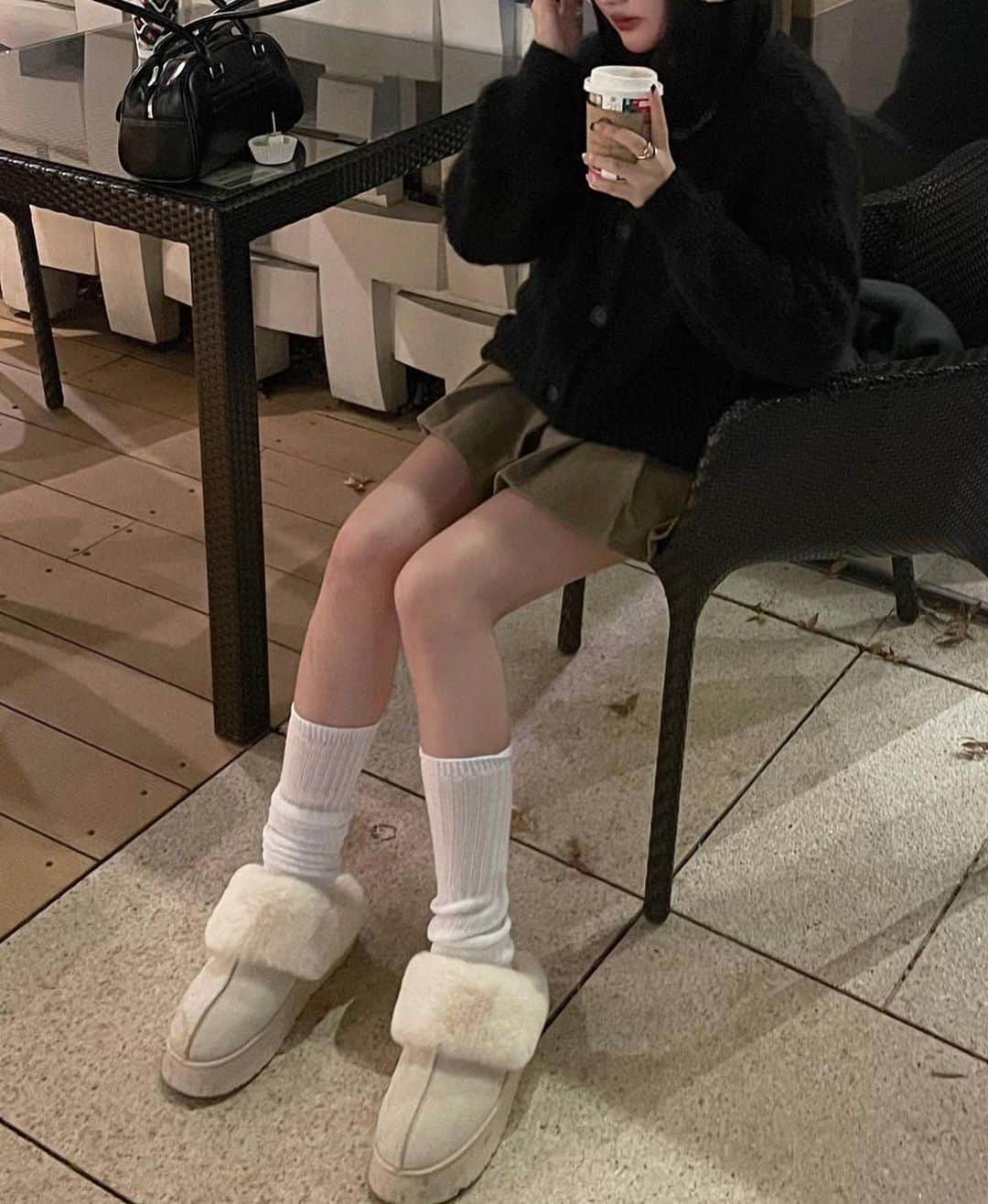 河崎みーなさんのインスタグラム写真 - (河崎みーなInstagram)「全身GRLコーデ☃️🖤  商品IDはこれー！🏷  ニット　:  an1284  Free スカート : at2147  M size シューズ　: zr1089 アイボリー 靴下　: gu29 . . .」11月20日 18時11分 - minakawasaki