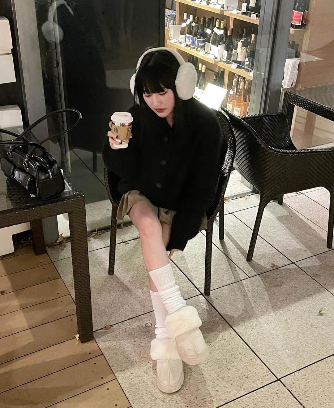 河崎みーなのインスタグラム：「全身GRLコーデ☃️🖤  商品IDはこれー！🏷  ニット　:  an1284  Free スカート : at2147  M size シューズ　: zr1089 アイボリー 靴下　: gu29 . . .」