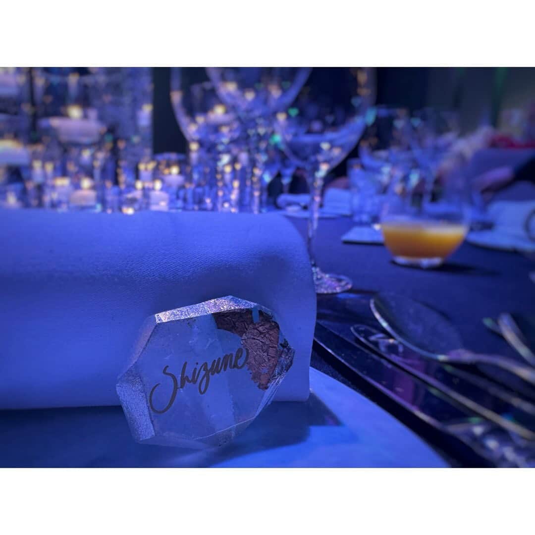 長尾寧音のインスタグラム：「💍 ⁡ 先日、舞台ハイキュー!!で共演した ももちゃんの結婚式に呼んでいただきました☺️ ⁡ ⁡ ドアが開いて、出てきたももちゃんは 美しすぎて、言葉を失いました😳😳 ⁡ ⁡ そして、新郎新婦だけでなく、 参加者みんなに楽しんでもらおうと 色んなことを企画してくれた披露宴が 本当に楽しくて、お祝いしにきたはずなのに 楽しませていただきました😳❤️ ⁡ ⁡ ⁡ ⁡ 披露宴で飾っていた幸せなお花も お福分けしてもらいました☺️ これで私もはっぴー✌️❤️笑 ⁡ ⁡」