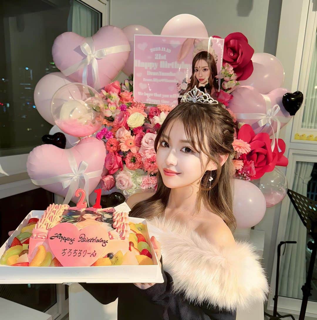 雨宮由乙花のインスタグラム：「ゆずの 初生誕祭 ありがとうございました！🐰  会場の扉開けたらゆずらびちゃんが沢山いて バルーンとお花のサプライズでお祝いしてくれたの🌹 プレゼントもたっっっくさん ほんとありがとう🥹  チェキ会をはじめてから1番多い枚数、 約100枚‼️ みんなと撮影することができたの！ みんなとの思い出また沢山増えた🥰  初の生誕祭最高の日になりました♡ みんな本当にありがとう🥹✨」