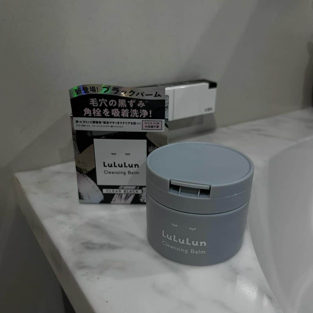 三浦寿莉さんのインスタグラム写真 - (三浦寿莉Instagram)「ルルルンクレンジングバーム  CLEAR BLACK🩶  見ての通りとぅるとぅる。 クレンジングしてもお肌に潤い残ってて感動した…( °-° ) しっかりメイクも落としてくれるしこれ使い始めてからお肌の調子抜群⭐︎  乳化させてあげることできれいにメイクが落とせるよ！  みんなも是非つかってみてね 𓈒𓏸   #PR #ルルルン #クレンジングバーム #黒バーム #黒ずみ毛穴」11月20日 18時15分 - juri_miura0919