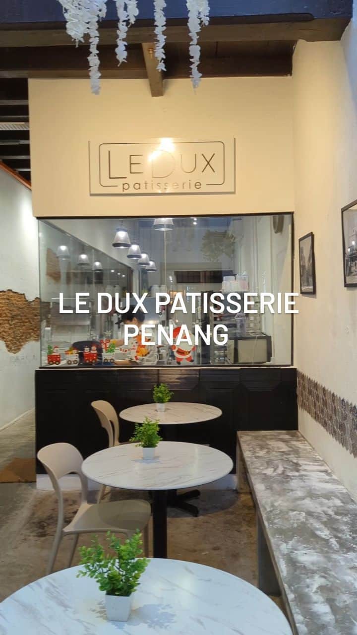 Li Tian の雑貨屋のインスタグラム：「📌 PENANG Found a place with great pastries! Tarts and croissants were so tasty. We had the matcha latte, pistachio almond croissant, matcha tart and sencha tart   Save this for ur next Penang trip!   📍 Le Dux Patisserie  Daily 8.30am-6pm (closed on Tues)  255, Lebuh Pantai, George Town, Penang」