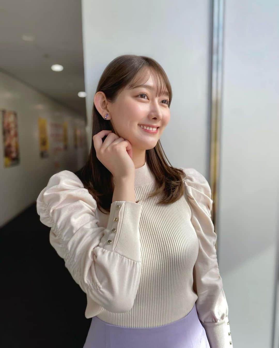 森山みなみのインスタグラム：「.  今朝も羽鳥慎一モーニングショーをご覧いただき、ありがとうございました！  袖のフリルがポイントのニット🪡 ラベンダー色のスカートで爽やかな印象に。  明日もよろしくお願いいたします☀️   #テレビ朝日 #羽鳥慎一モーニングショー #モーニングショー #アナウンサー  #森山みなみ  #衣装」