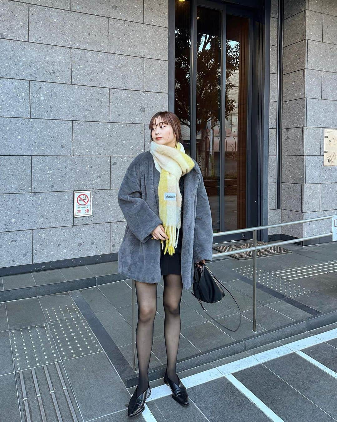 涼佳さんのインスタグラム写真 - (涼佳Instagram)「暖かいのか寒いのかどっちかわからない服💭  でもこういう冬の薄いタイツ好きなんだよなぁ ファーコートとマフラーで上半身は完全防寒です😂✊🏻 今からこんな防寒してたら真冬生きていけない、、」11月20日 18時25分 - _ryoka_870