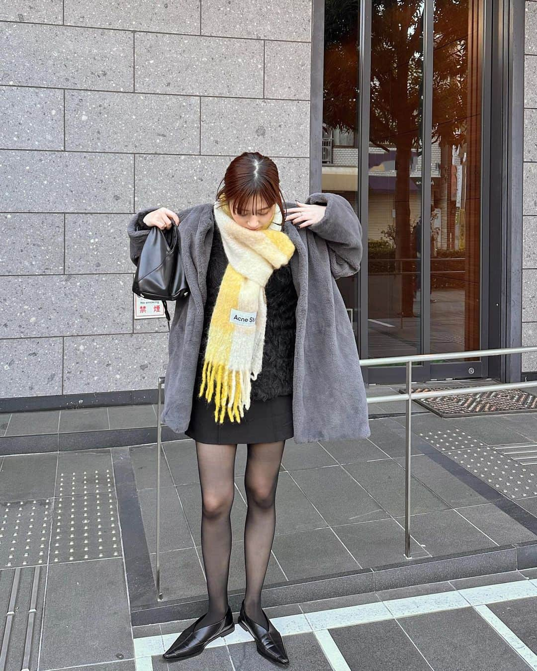 涼佳のインスタグラム：「暖かいのか寒いのかどっちかわからない服💭  でもこういう冬の薄いタイツ好きなんだよなぁ ファーコートとマフラーで上半身は完全防寒です😂✊🏻 今からこんな防寒してたら真冬生きていけない、、」