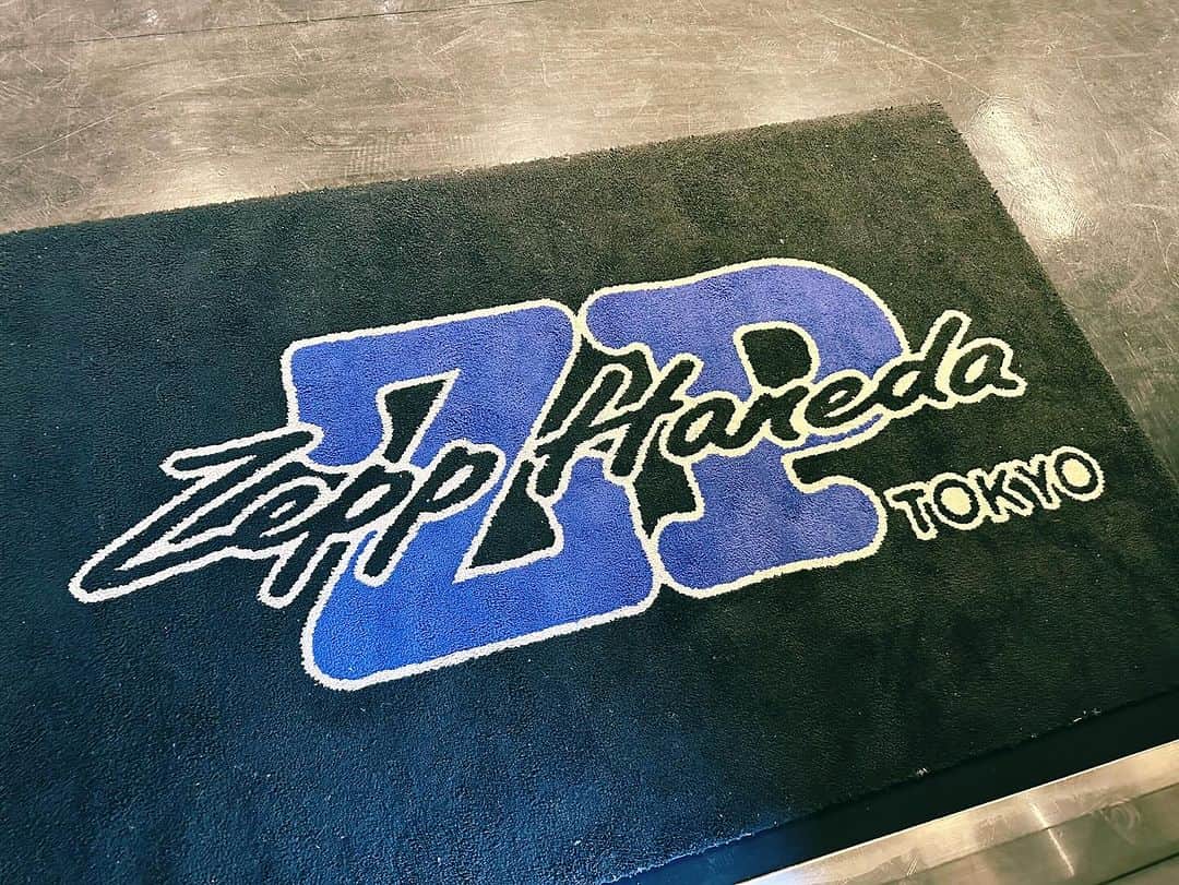 DIR EN GREYのインスタグラム：「. ［🇯🇵 JP 🇯🇵］［🇬🇧 EN 🇺🇸］ 本日！“TOUR23 PHALARIS FINAL -The scent of a peaceful death-”7本目、Zepp Haneda公演！羽田2daysの初日！羽田は気持ち良く晴れてましたが、風が少し強めです🍃ツアーも中盤戦に差し掛かってます！全力で楽しみましょう！🐃🔥🔥🔥💨 🍺ドライ飲みたいマネージャー藤枝  ◤◢◤◢◤◢ ↓ 🇬🇧 EN 🇺🇸 ↓ ◤◢◤◢◤◢  Today’s “TOUR23 PHALARIS FINAL -The scent of a peaceful death-” 7th show, at Zepp Haneda! First of the 2 days in Haneda! The weather is very nice and sunny, but the wind is a little bit strong 🍃 We got to the middle of the tour already! Let’s enjoy it to the fullest! 🐃🔥🔥🔥💨 Fujieda Manager, who wants to drink Dry 🍺 #DIRENGREY #PHALARISFINAL」