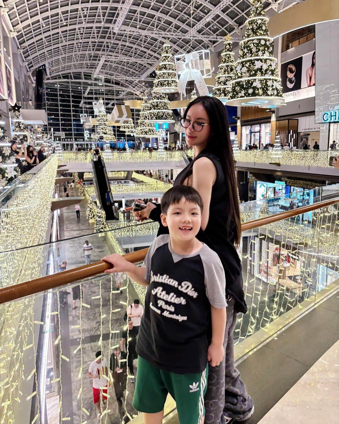 キム・イムさんのインスタグラム写真 - (キム・イムInstagram)「Miss you cutie 🥹🩷  @theshoppesmbs  @marinabaysands   #christmas is coming #love」11月20日 18時18分 - kimlimhl