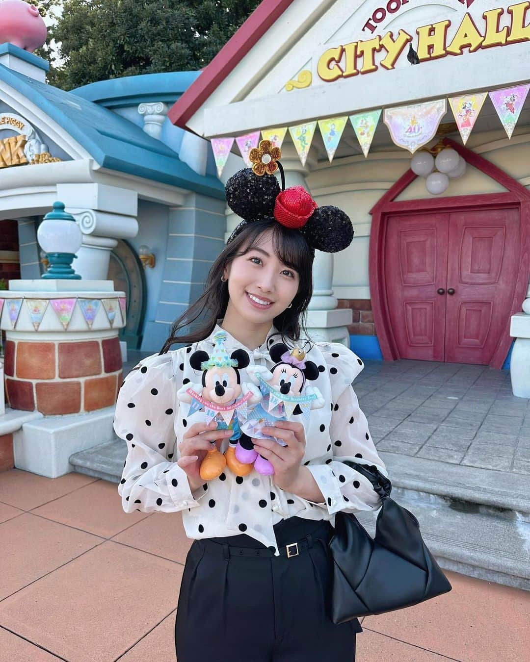 関根ささらのインスタグラム：「City Hall🏢🎈 . . . . #東京ディズニーリゾート40周年 の #ガーランド が飾ってあって可愛い🥹🩷🩵💛 #トゥーンタウン のカラフルさ大好きなんだけど今はより華やかに感じる♡ . . . . #ハッピーバースデーミッキーミニー #ミキミニ生誕祭 #ミキミニ #ディズニーコーデ #ディズニーグラム #disneygram #disneyoutfit #disneyfashion #disneyparks #ディズニー写真部 #ディズニー写真スポット #ディズニーフォトスポット #フォトスポット #tokyodisneyland #tokyodisneyresort #東京ディズニーランド #東京ディズニーリゾート」