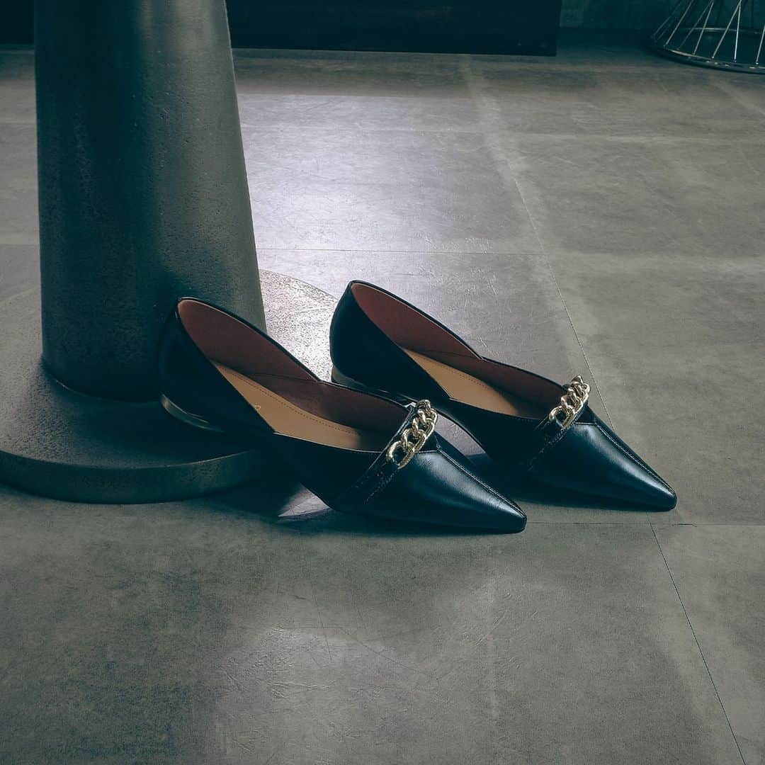 Daniella&GEMMAのインスタグラム：「//BLACK FRIDAY ALL 10% OFF//  11/27(月)23:59までBLACK FRIDAY がスタート。 ONLINE STOREでのお買い物が全品10％OFFとなります！  いよいよやって来る本格的な寒さに備えて、お気に入りのシューズを見つけて足元をアップデートしてみては？ 是非この機会にCHECKしてみてくださいね！  ONLINE STORE danigemma.com  -  #daniellaandgemma#danigemma#shoes#fall#winter#collection#ダニエラアンドジェマ#ダニジェマ#秋#冬#コレクション#blackfriday#sale」