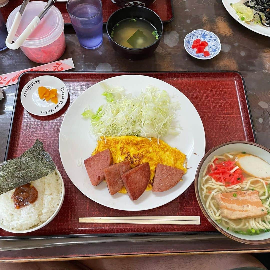 渡部おにぎりさんのインスタグラム写真 - (渡部おにぎりInstagram)「【うみちか食堂】沖縄宜野湾  ・ポーク玉子定食 ・イカスミ焼きそば ・焼きめし ・油みそごはん  沖縄最後のお店は宜野湾にあるうみちか食堂！ はっきり言って最高のお店でした！！！ 店内雰囲気も食堂ならではな雰囲気で最高！お客さんもたくさんいました！ ここのポーク玉子最高ー！ 俺はやっぱりポークが好きなんだな。 そして、イカスミ焼きそばや、焼き飯もおすすめなので行ってみてね！！！  #飯テロ#グルメ#日本美食#全国美味いもの巡り#外食#東京グルメ#instafood#yuumy#金の国#渡部おにぎり #沖縄#沖縄グルメ#ポーク卵#ソーキそば#イカ墨やきそば#焼き飯」11月20日 18時22分 - watabe_onigiri