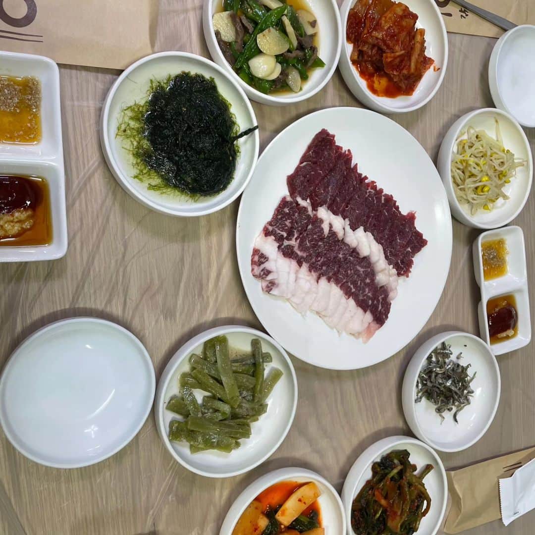 ホン・ジミンさんのインスタグラム写真 - (ホン・ジミンInstagram)「추억을 많~~~~이 만들고 온 목포맘마미아   갑자기 허리담이와서 ㅠㅠㅠ 응급실가서 진통제맞고 공연  처음 겪는 일이라 몹시 당황했지만 관객분들의 뜨거운 환호와 박수소리에 아픈지 모르고 무사히 공연 완료  아 모든것들이 그저 그저 감사했어용 엉엉엉   씬할때 저를 많이 살펴준 정원언니.준면이.나의 페퍼.나의 해리 현우오빠 감사드려용 엉엉엉   평소에 운동도 많이하고 스스로 몸도 잘쓴다했는데 방심하면 금물ㅠㅠ 저도 이제 나이가 있으니 조심조심   또 초등학교 5학년때 짝지인 재원이 장모님식당에서 맛난고기묵고 재원이 가게가서 아내분이랑 수다수다 ㅎㅎㅎ  디자인전공한 짝지가 써준 싸인  넓은홍  넓은배우가 될께  넘 멋쪄 고마웡 🧡💕💕💜  목포 참 이쁜 도시였어요  담걸리지 않았다면 바닷가도 좀 돌아봤을텐데 아쉽지만 다음을 기약하며   여러분들도 건강 꼭 챙기세요 순간 너무 놀래서 무섭더라구요   #목포맘마미아 #동창  #짝지 #목포금은시계」11月20日 18時22分 - jimong0628