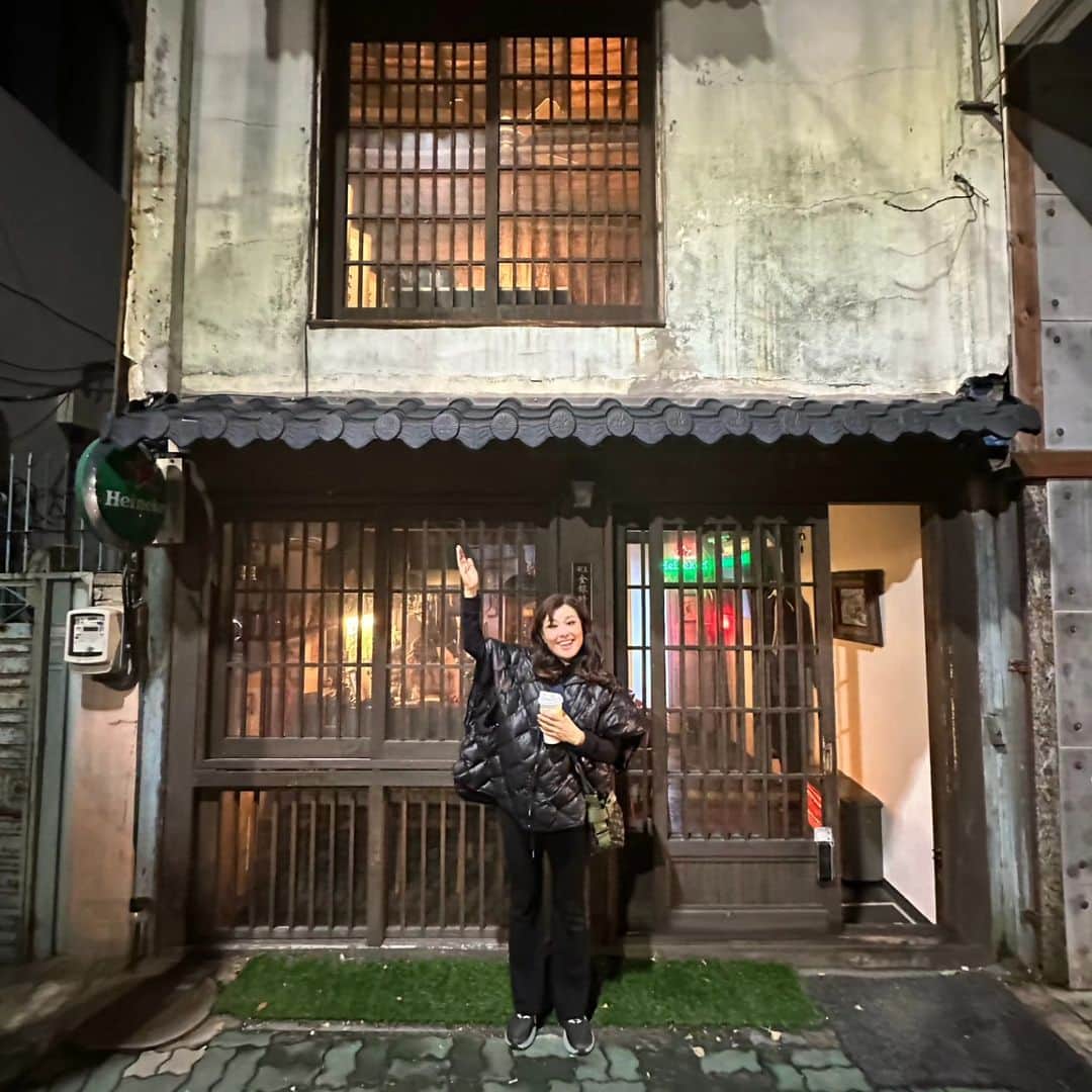 ホン・ジミンさんのインスタグラム写真 - (ホン・ジミンInstagram)「추억을 많~~~~이 만들고 온 목포맘마미아   갑자기 허리담이와서 ㅠㅠㅠ 응급실가서 진통제맞고 공연  처음 겪는 일이라 몹시 당황했지만 관객분들의 뜨거운 환호와 박수소리에 아픈지 모르고 무사히 공연 완료  아 모든것들이 그저 그저 감사했어용 엉엉엉   씬할때 저를 많이 살펴준 정원언니.준면이.나의 페퍼.나의 해리 현우오빠 감사드려용 엉엉엉   평소에 운동도 많이하고 스스로 몸도 잘쓴다했는데 방심하면 금물ㅠㅠ 저도 이제 나이가 있으니 조심조심   또 초등학교 5학년때 짝지인 재원이 장모님식당에서 맛난고기묵고 재원이 가게가서 아내분이랑 수다수다 ㅎㅎㅎ  디자인전공한 짝지가 써준 싸인  넓은홍  넓은배우가 될께  넘 멋쪄 고마웡 🧡💕💕💜  목포 참 이쁜 도시였어요  담걸리지 않았다면 바닷가도 좀 돌아봤을텐데 아쉽지만 다음을 기약하며   여러분들도 건강 꼭 챙기세요 순간 너무 놀래서 무섭더라구요   #목포맘마미아 #동창  #짝지 #목포금은시계」11月20日 18時22分 - jimong0628