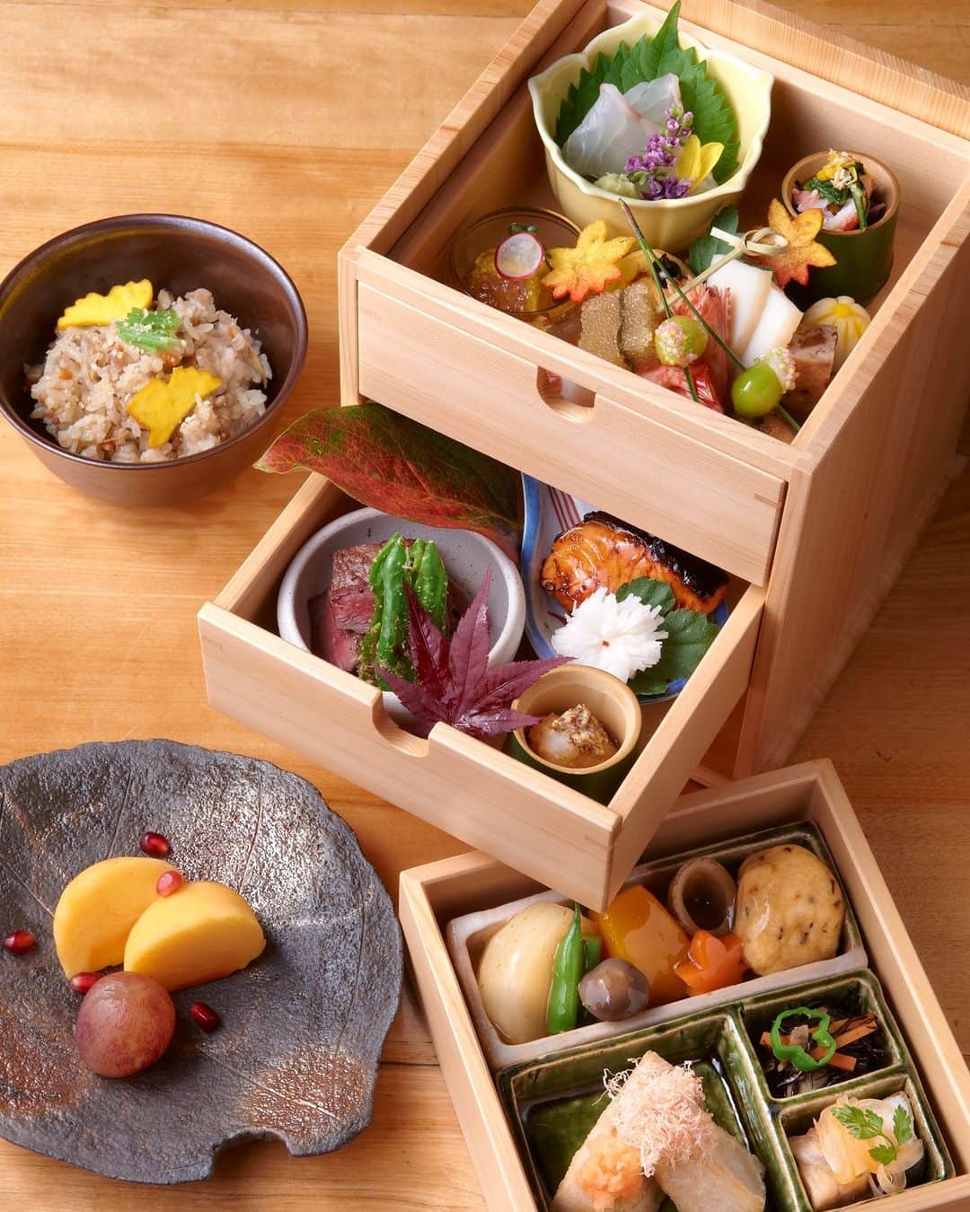 グランドハイアット東京さんのインスタグラム写真 - (グランドハイアット東京Instagram)「四季折々の新鮮素材を選りすぐり、真の日本の味覚を味わっていただける日本料理「旬房」  丹精を込めてつくり上げる繊細なお食事を、木製の箱に詰め込んだ贅沢な「三段弁当」は、ランチタイム限定でのご用意です。  色彩豊かに詰め込まれた四季折々の味覚をぜひご堪能ください。  One of the best-loved lunchtime dishes at Shunbou is our three-tiered bento box, Shunsai. Filled with luxurious seasonal treats and uniquely Japanese creations, this dramatic dish takes a humble lunchtime concept and elevates it into a grand experience.  Experience the sublime flavors of Japan’s four seasons in your next visit to Shunbou, our light-filled Japanese restaurant.  #グランドハイアット東京 #grandhyatttokyo #grandhyatt #hyatt #worldofhyatt #tokyo #roppongi #roppongihills #東京ホテル #tokyohotel #旬房 #shunbo #三段弁当 #washoku」11月20日 18時25分 - grandhyatttokyo