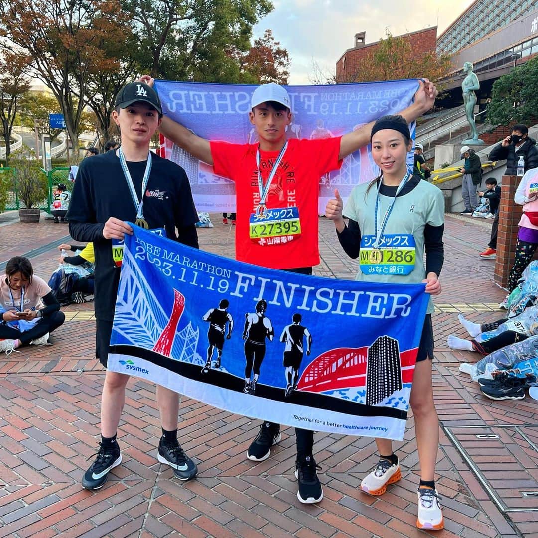 小西陽向さんのインスタグラム写真 - (小西陽向Instagram)「人生初のフルマラソン🏃‍♀️  3人で走れて完走できていい思い出になりました✨ 沿道の応援も凄くて、食べ物もたくさんもらって助かった🥺神戸の人は暖かかった☺️ しんどかったけど、楽しかった🎖️ . . . #神戸マラソン　#神戸マラソン2023 #フルマラソン　#フルマラソン初挑戦 #42195 #マラソン女子 #マラソンウェア　#on @on @kobemarathon」11月20日 18時34分 - hinata713