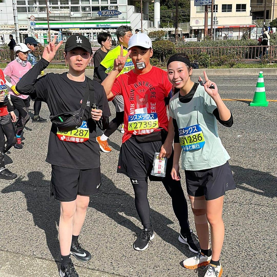 小西陽向さんのインスタグラム写真 - (小西陽向Instagram)「人生初のフルマラソン🏃‍♀️  3人で走れて完走できていい思い出になりました✨ 沿道の応援も凄くて、食べ物もたくさんもらって助かった🥺神戸の人は暖かかった☺️ しんどかったけど、楽しかった🎖️ . . . #神戸マラソン　#神戸マラソン2023 #フルマラソン　#フルマラソン初挑戦 #42195 #マラソン女子 #マラソンウェア　#on @on @kobemarathon」11月20日 18時34分 - hinata713