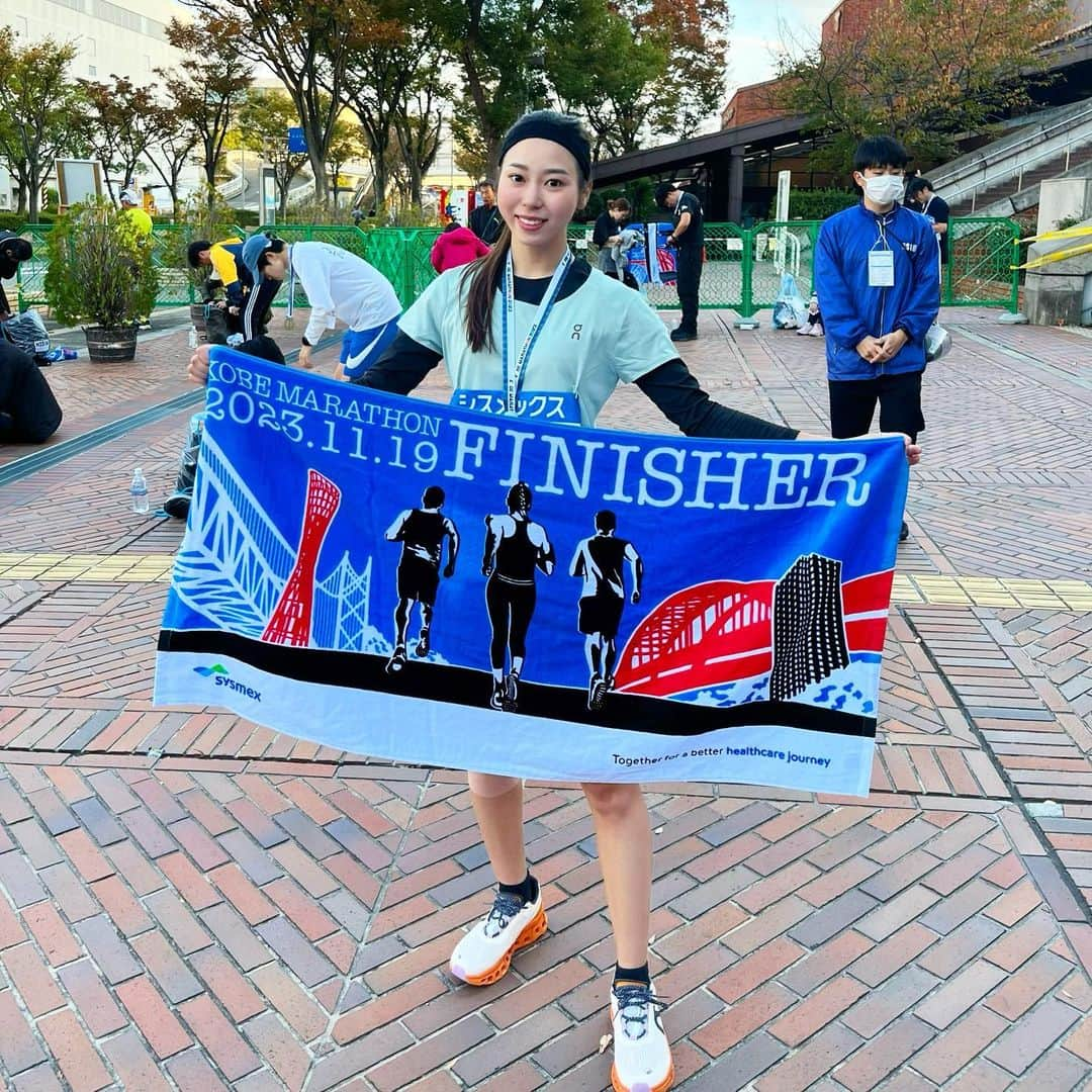 小西陽向さんのインスタグラム写真 - (小西陽向Instagram)「人生初のフルマラソン🏃‍♀️  3人で走れて完走できていい思い出になりました✨ 沿道の応援も凄くて、食べ物もたくさんもらって助かった🥺神戸の人は暖かかった☺️ しんどかったけど、楽しかった🎖️ . . . #神戸マラソン　#神戸マラソン2023 #フルマラソン　#フルマラソン初挑戦 #42195 #マラソン女子 #マラソンウェア　#on @on @kobemarathon」11月20日 18時34分 - hinata713