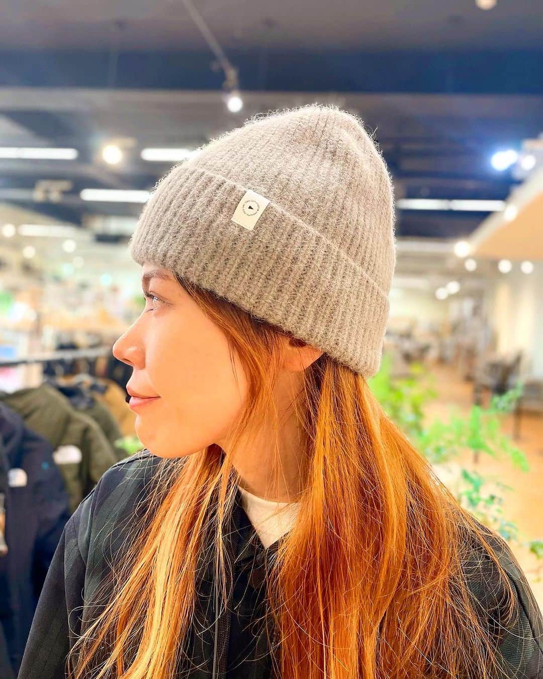 SUNDAY MOUNTAINのインスタグラム：「【冬コーデは帽子から♪】  halo commodity より  細くて軽く保温性にすぐれ、 しなやかな柔軟性があるアンゴラをミックスしたニット帽が入荷してます♪  カシミアを上回る細い繊維は優しい色合いを生み出します。  リブ編みにすることでフィット性にも優れています。  暖かみのある風合いです♪ 男女問わずおすすめです✨ ペアでお揃いコーデも。  Xmasプレゼント🎁にもおすすめ♪  【 SPEC ／製品仕様 】  ▶︎halo commodity ▶︎ポムウォッチ ▶︎商品型番：h233-123 ▶︎サイズ：Free  ▶︎素材：Wool 50% Angola 40% Nylon 10%  #halocommodity #ハロコモ #ニット帽 #アウトドアコーデ #outdoorfation  #カジュアルコーデ #アウトドアファッション #camp  #hiking #防寒 #防寒アイテム #クリスマスプレゼント」