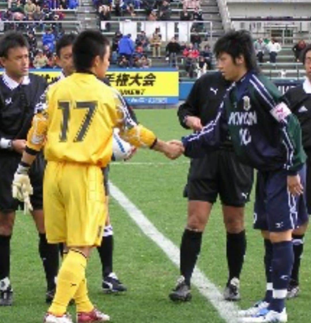 畑喜美夫のインスタグラム：「第102回全国高校サッカー選手権大会の組み合わせが決定しました。 開幕戦は初出場同士の早稲田実業vs広島国際学院！ 痺れますねー！  僕の監督時代（広島観音高校）は2002年、2005年、2009年と出場して初出場でベスト16、ベスト8、ベスト8でした‼️  インターハイでは日本一を勝ち取れましたが、選手権では後一歩及ばず！ しかし選手主導のボトムアップ型で挑み、価値ある成果だったと思います！  広島国際学院にはトレーナーの原君が教え子になるのでしっかり選手をサポートしてワクワク楽しんで大会に挑んでほしいです！  今年も目が離せない戦いが楽しみです‼️  選手達の最高最幸の自分発振にワクワクして皆様の健闘を希望します‼️  #ボトムアップ  #ボトムアップ理論  #畑喜美夫  #畑喜美夫先生  #ボトムアップパーソンズ協会  #ボトムアップパーソンズ  #みんなが主役  #みんなで成長  #初出場  #マネジメント  #リーダー  #リーダーシップ #広島観音高校  #人間力  #セミナー  #講演会  #広島観音高校サッカー部  #広島国際学院高校サッカー部  #全員リーダー制 #instagram  #可能性  #全国高校サッカー選手権大会  #発見」