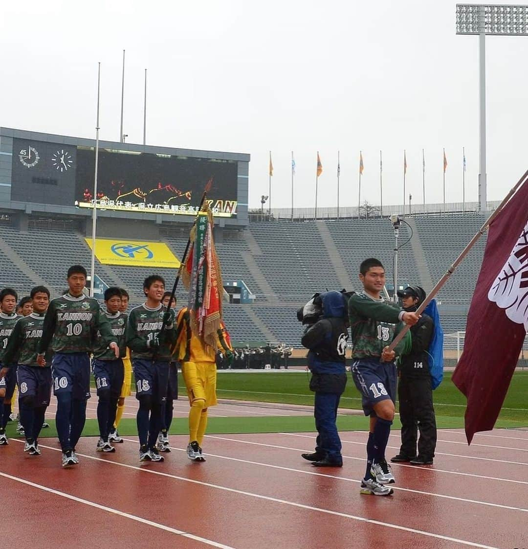 畑喜美夫さんのインスタグラム写真 - (畑喜美夫Instagram)「第102回全国高校サッカー選手権大会の組み合わせが決定しました。 開幕戦は初出場同士の早稲田実業vs広島国際学院！ 痺れますねー！  僕の監督時代（広島観音高校）は2002年、2005年、2009年と出場して初出場でベスト16、ベスト8、ベスト8でした‼️  インターハイでは日本一を勝ち取れましたが、選手権では後一歩及ばず！ しかし選手主導のボトムアップ型で挑み、価値ある成果だったと思います！  広島国際学院にはトレーナーの原君が教え子になるのでしっかり選手をサポートしてワクワク楽しんで大会に挑んでほしいです！  今年も目が離せない戦いが楽しみです‼️  選手達の最高最幸の自分発振にワクワクして皆様の健闘を希望します‼️  #ボトムアップ  #ボトムアップ理論  #畑喜美夫  #畑喜美夫先生  #ボトムアップパーソンズ協会  #ボトムアップパーソンズ  #みんなが主役  #みんなで成長  #初出場  #マネジメント  #リーダー  #リーダーシップ #広島観音高校  #人間力  #セミナー  #講演会  #広島観音高校サッカー部  #広島国際学院高校サッカー部  #全員リーダー制 #instagram  #可能性  #全国高校サッカー選手権大会  #発見」11月20日 18時28分 - kimio.hata