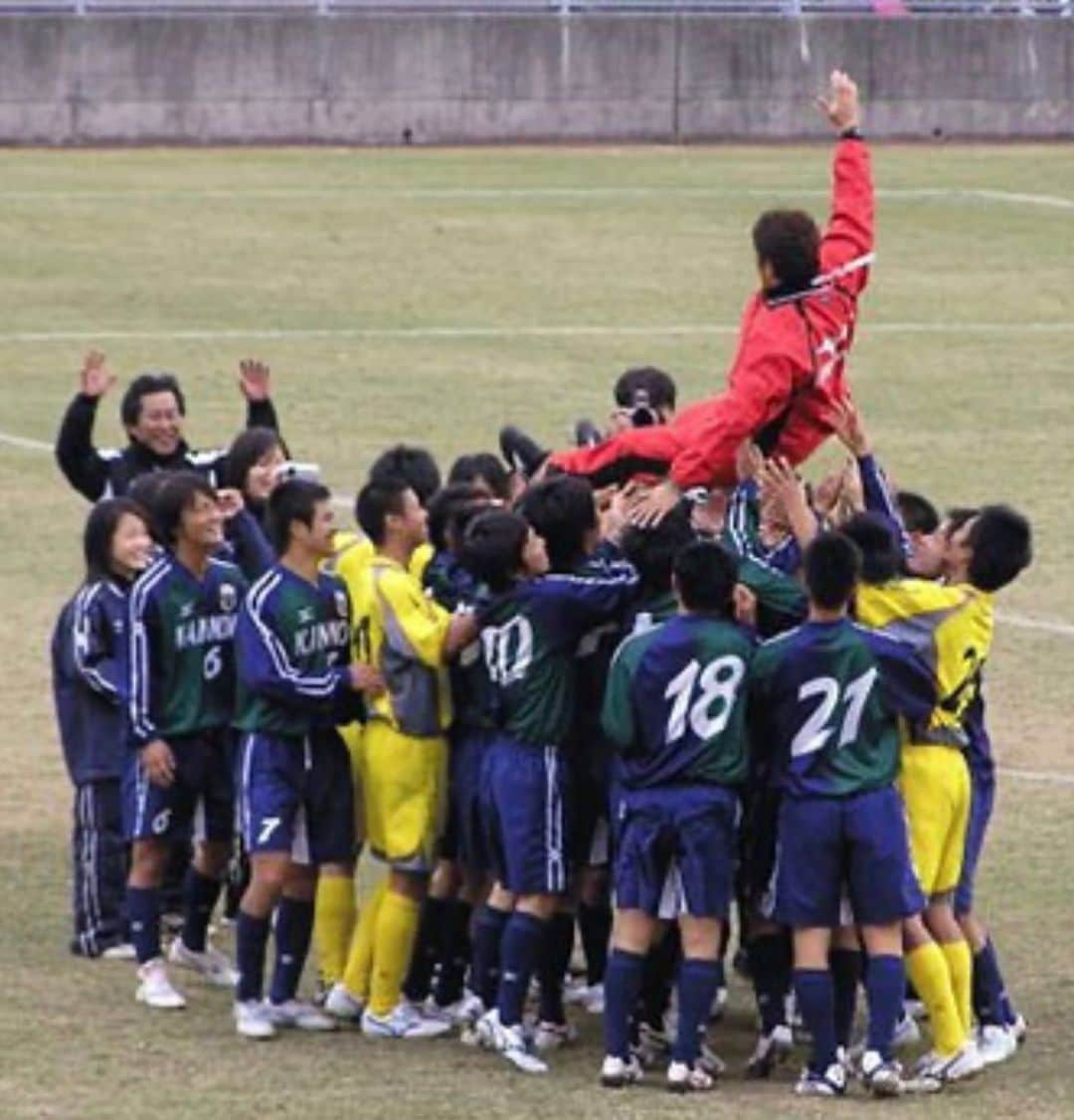 畑喜美夫さんのインスタグラム写真 - (畑喜美夫Instagram)「第102回全国高校サッカー選手権大会の組み合わせが決定しました。 開幕戦は初出場同士の早稲田実業vs広島国際学院！ 痺れますねー！  僕の監督時代（広島観音高校）は2002年、2005年、2009年と出場して初出場でベスト16、ベスト8、ベスト8でした‼️  インターハイでは日本一を勝ち取れましたが、選手権では後一歩及ばず！ しかし選手主導のボトムアップ型で挑み、価値ある成果だったと思います！  広島国際学院にはトレーナーの原君が教え子になるのでしっかり選手をサポートしてワクワク楽しんで大会に挑んでほしいです！  今年も目が離せない戦いが楽しみです‼️  選手達の最高最幸の自分発振にワクワクして皆様の健闘を希望します‼️  #ボトムアップ  #ボトムアップ理論  #畑喜美夫  #畑喜美夫先生  #ボトムアップパーソンズ協会  #ボトムアップパーソンズ  #みんなが主役  #みんなで成長  #初出場  #マネジメント  #リーダー  #リーダーシップ #広島観音高校  #人間力  #セミナー  #講演会  #広島観音高校サッカー部  #広島国際学院高校サッカー部  #全員リーダー制 #instagram  #可能性  #全国高校サッカー選手権大会  #発見」11月20日 18時28分 - kimio.hata